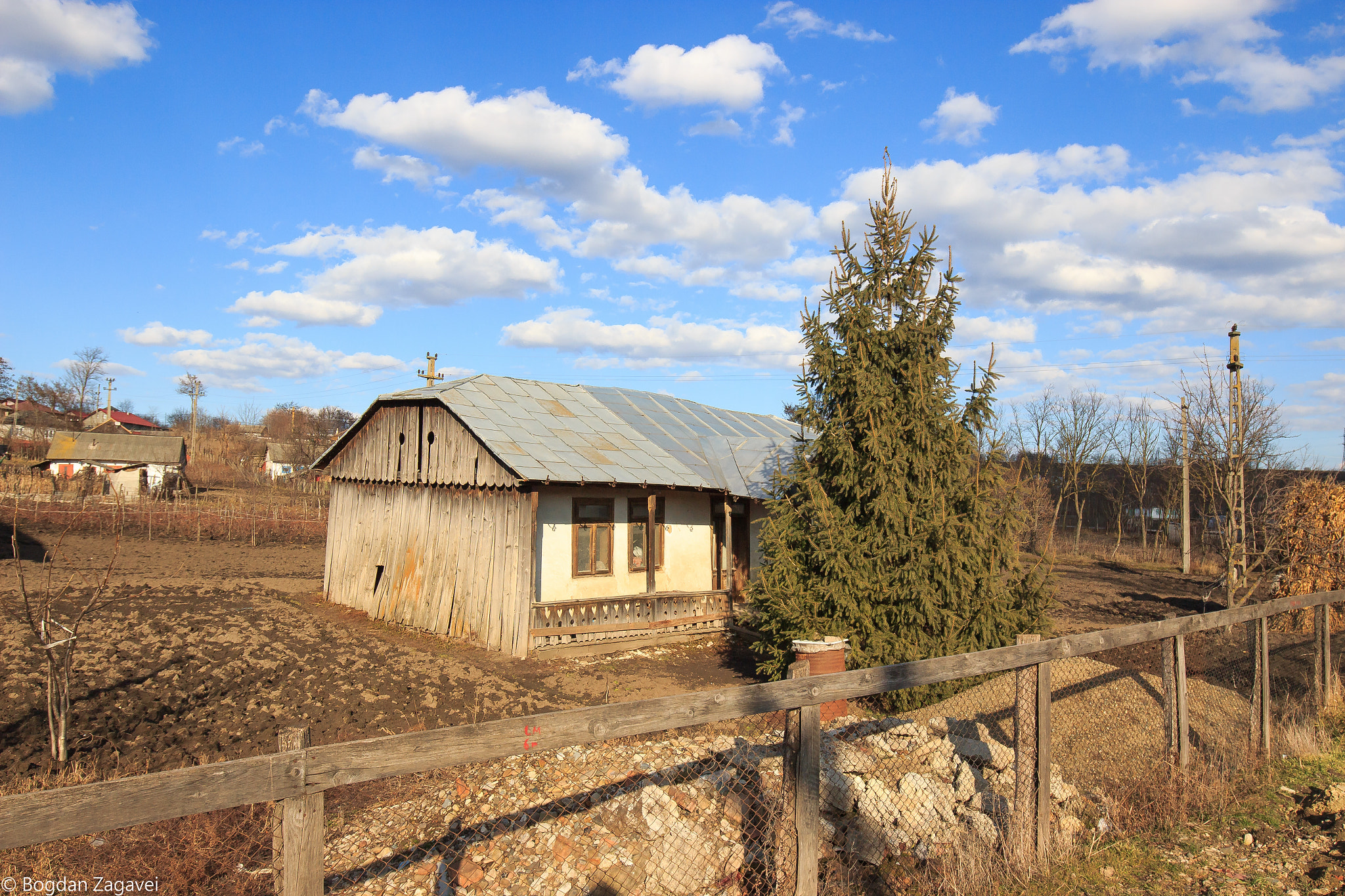 Canon EOS 600D (Rebel EOS T3i / EOS Kiss X5) + Canon EF 16-35mm F4L IS USM sample photo. Old house photography