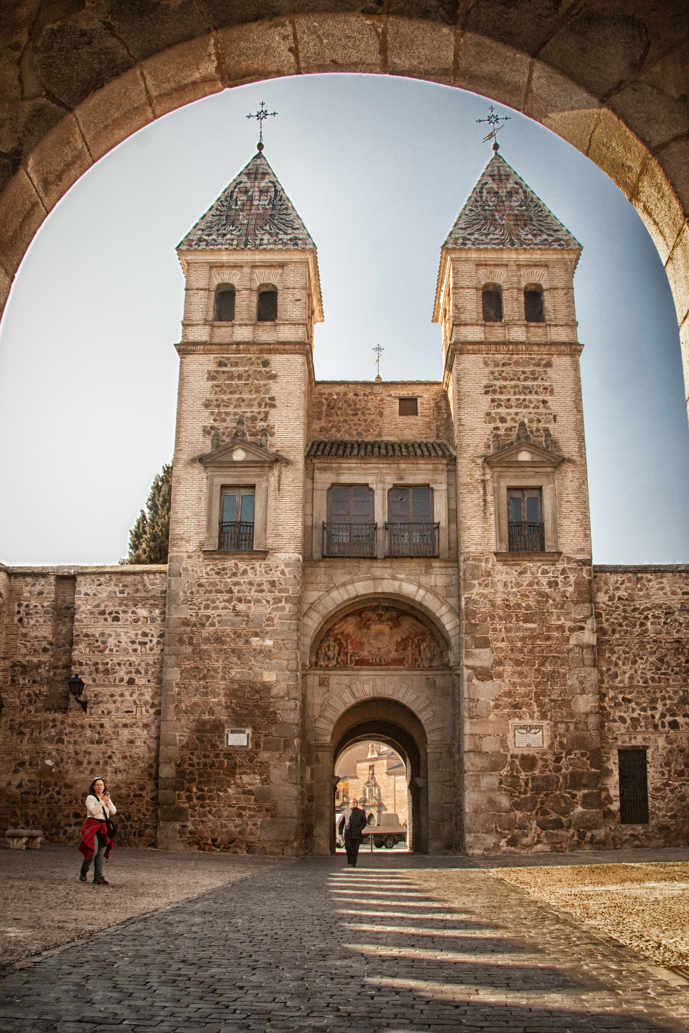 Sigma 18-200mm f/3.5-6.3 DC OS sample photo. Puerta antigua de bisagra photography