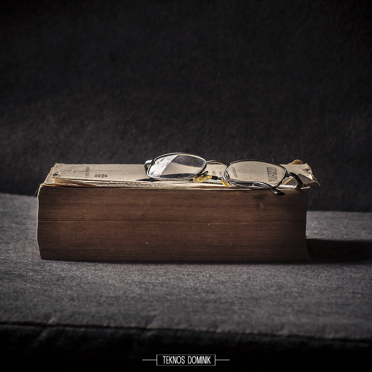 Sigma 55-200mm f/4-5.6 DC sample photo. Öreg könyv (old book photography