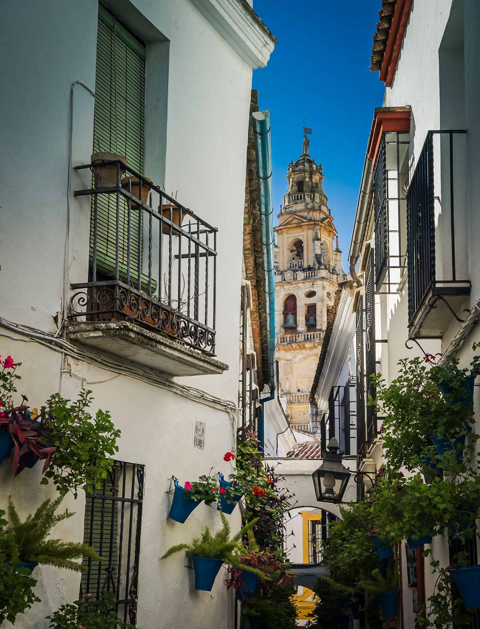 Sony a7 + Sony E 18-55mm F3.5-5.6 OSS sample photo. Narrow streets and cathedral spire photography