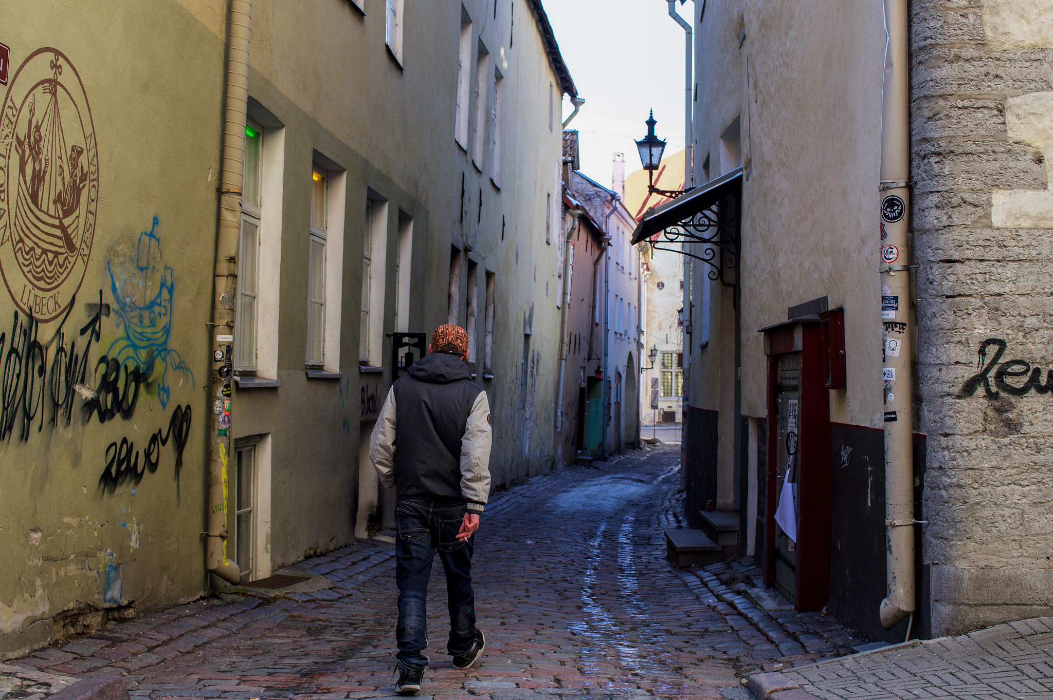 Sony Alpha a5000 (ILCE 5000) + ZEISS Touit 32mm F1.8 sample photo. Tallin alley photography