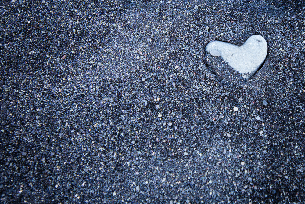 Leica Tri-Elmar-M 16-18-21mm F4 ASPH sample photo. Heart on the beach photography