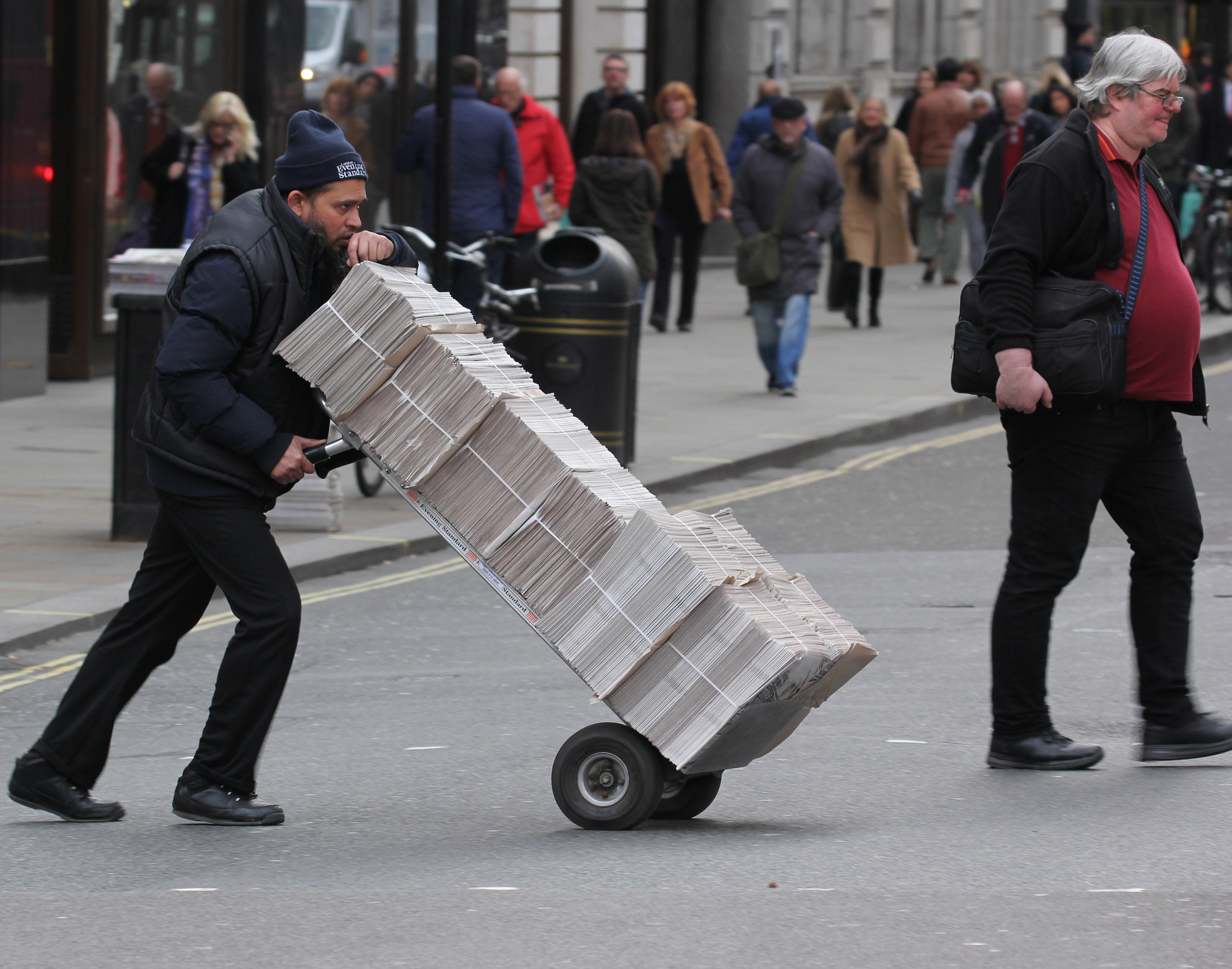 Canon EF 100-400mm F4.5-5.6L IS II USM sample photo. Newspaper delivery man crossing road in piccadilly photography