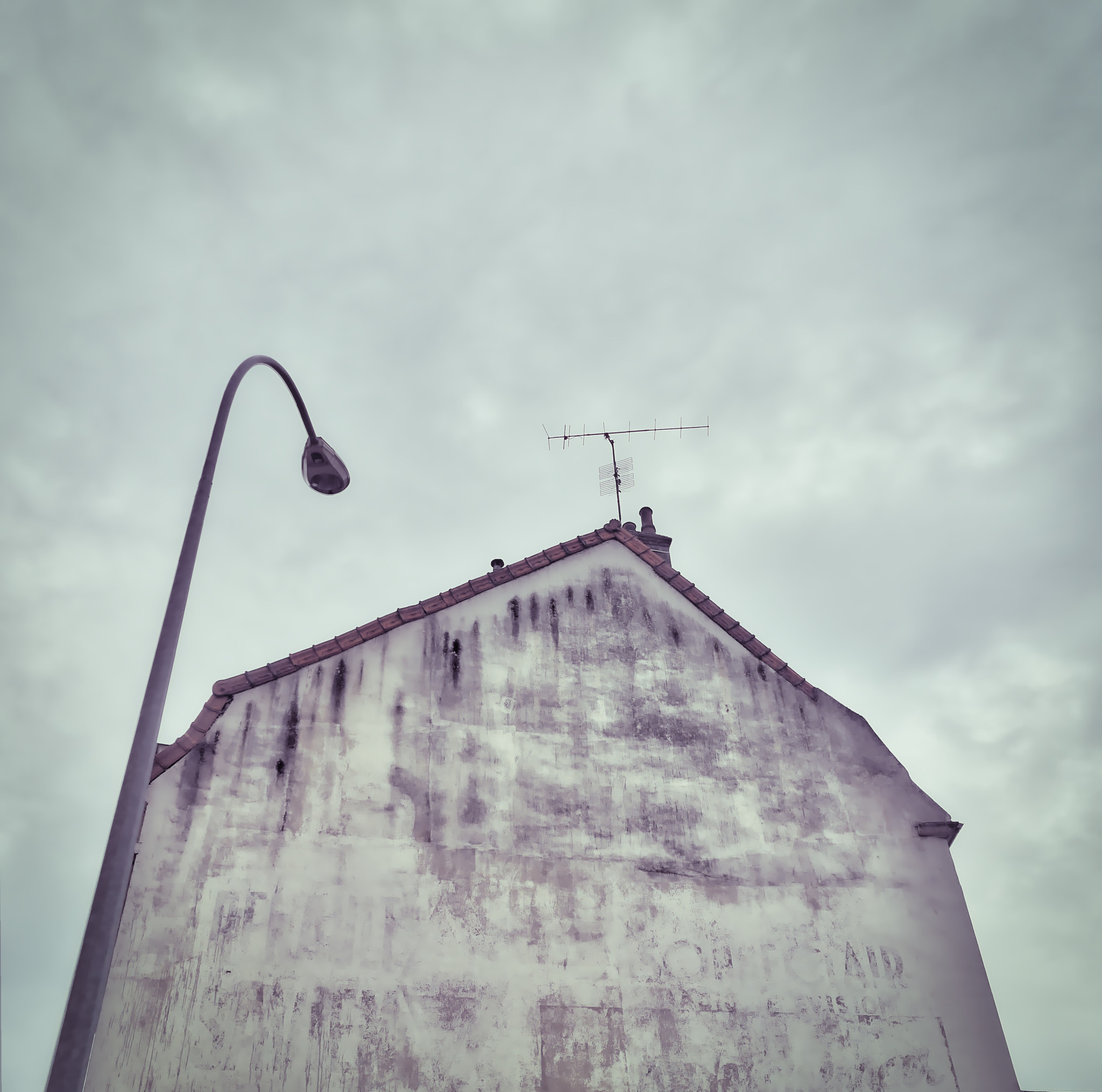 Panasonic Lumix DMC-GM1 + LEICA DG SUMMILUX 15/F1.7 sample photo. Lampadaire sur pignon - day#102 photography