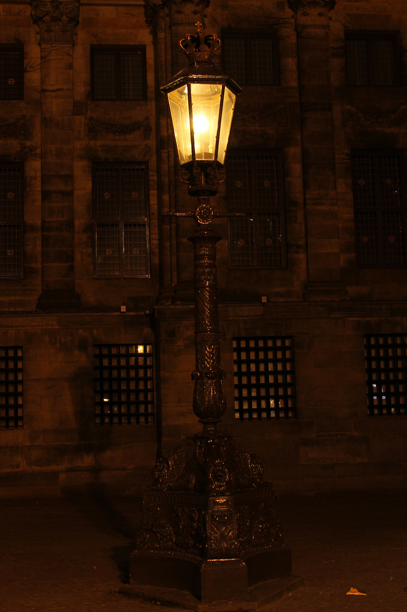 Canon EOS 1100D (EOS Rebel T3 / EOS Kiss X50) + Canon EF 24-105mm F4L IS USM sample photo. Streetlight.jpg photography