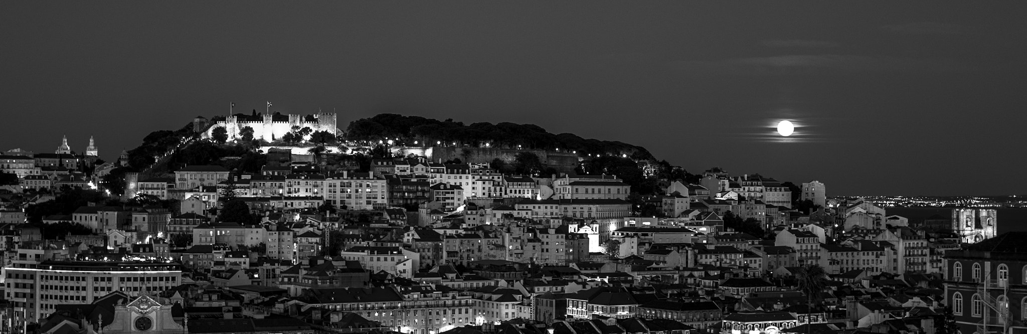 Olympus OM-D E-M5 + Olympus M.Zuiko Digital 25mm F1.8 sample photo. Lisbon at night photography