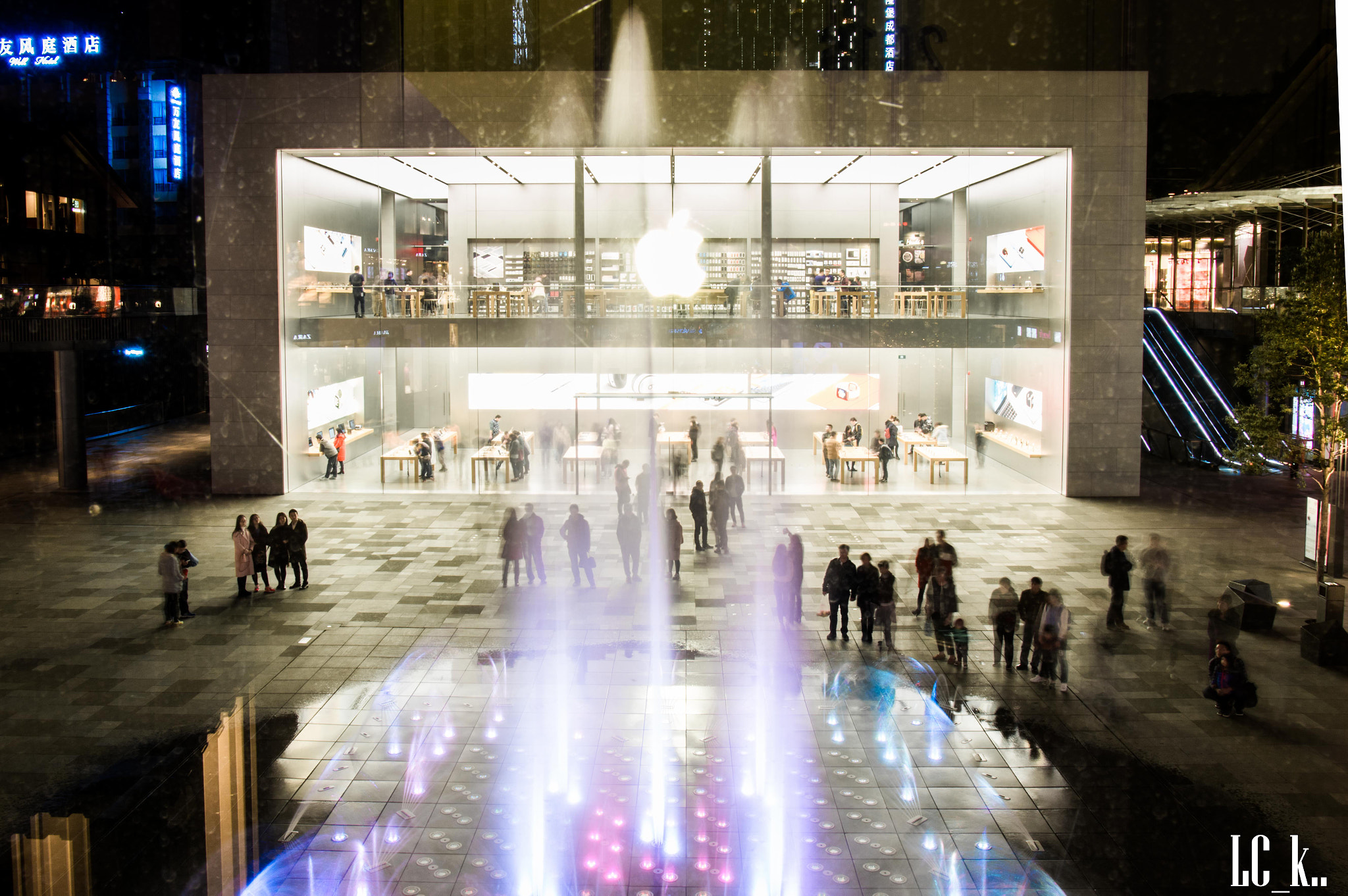 Pentax smc DA 17-70mm F4.0 AL (IF) SDM sample photo. Watching apple store photography