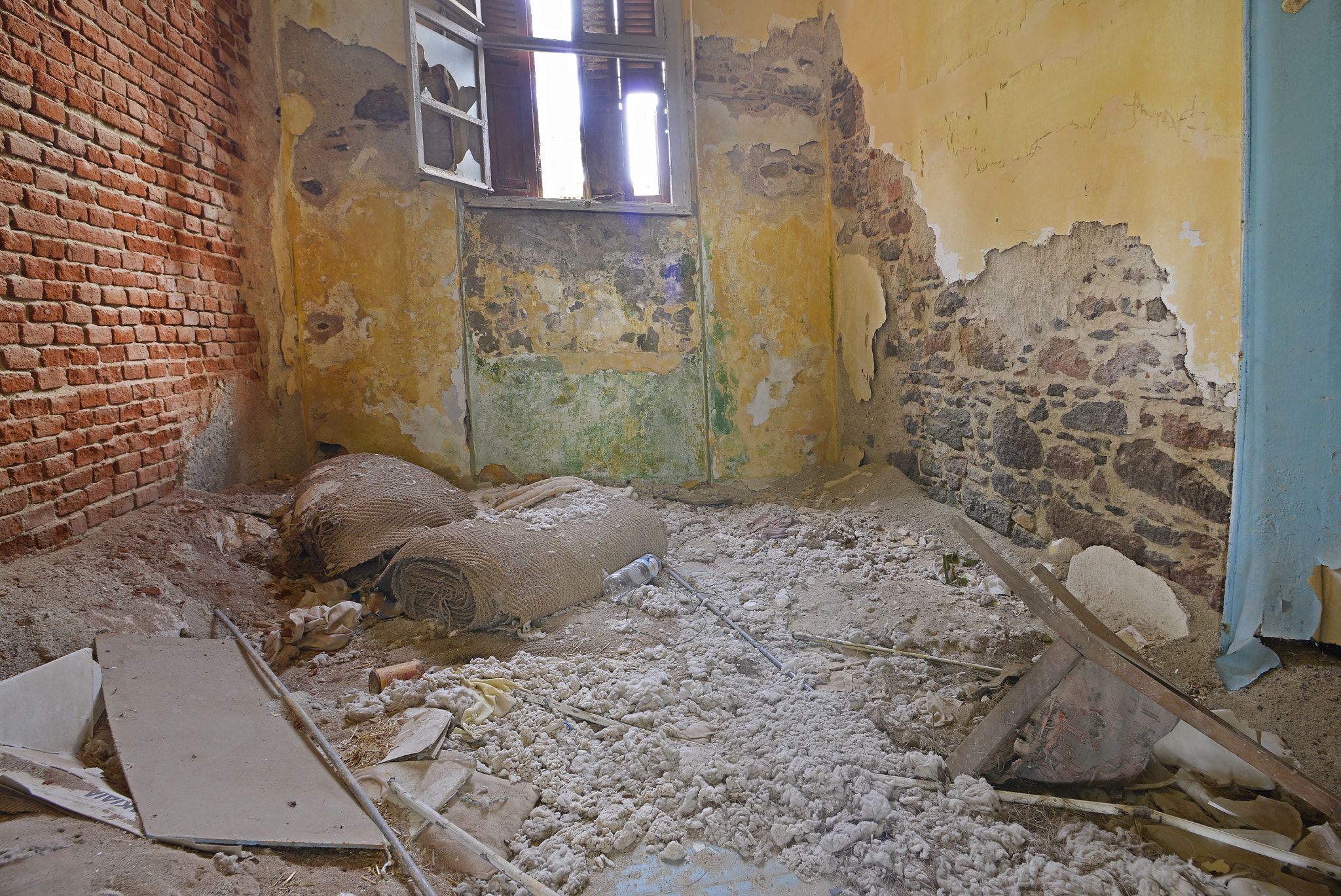 Nikon D800 + Nikon AF Nikkor 14mm F2.8D ED sample photo. Inside abandoned old house photography