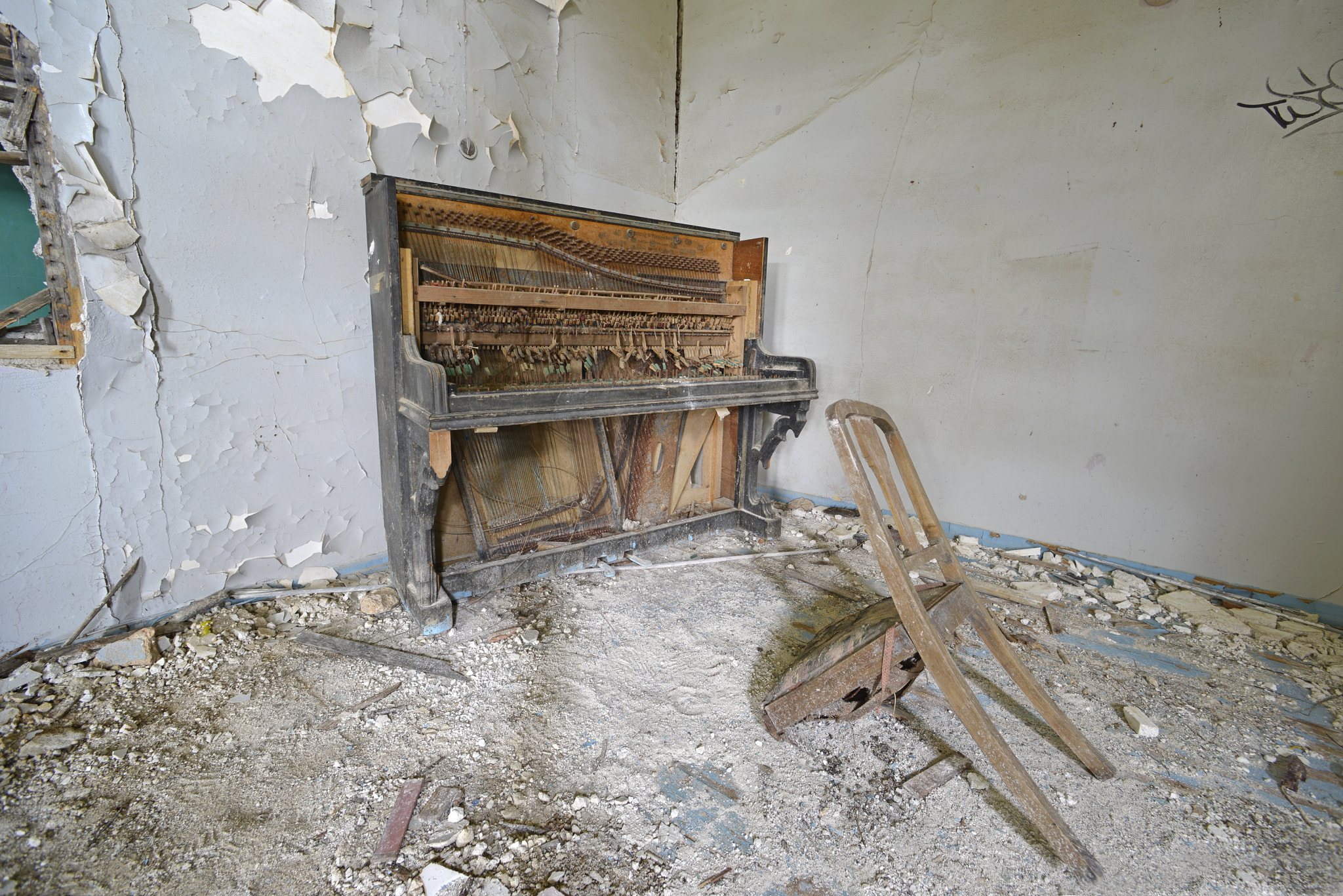 Nikon D800 + Nikon AF Nikkor 14mm F2.8D ED sample photo. Piano inside abandoned old house photography