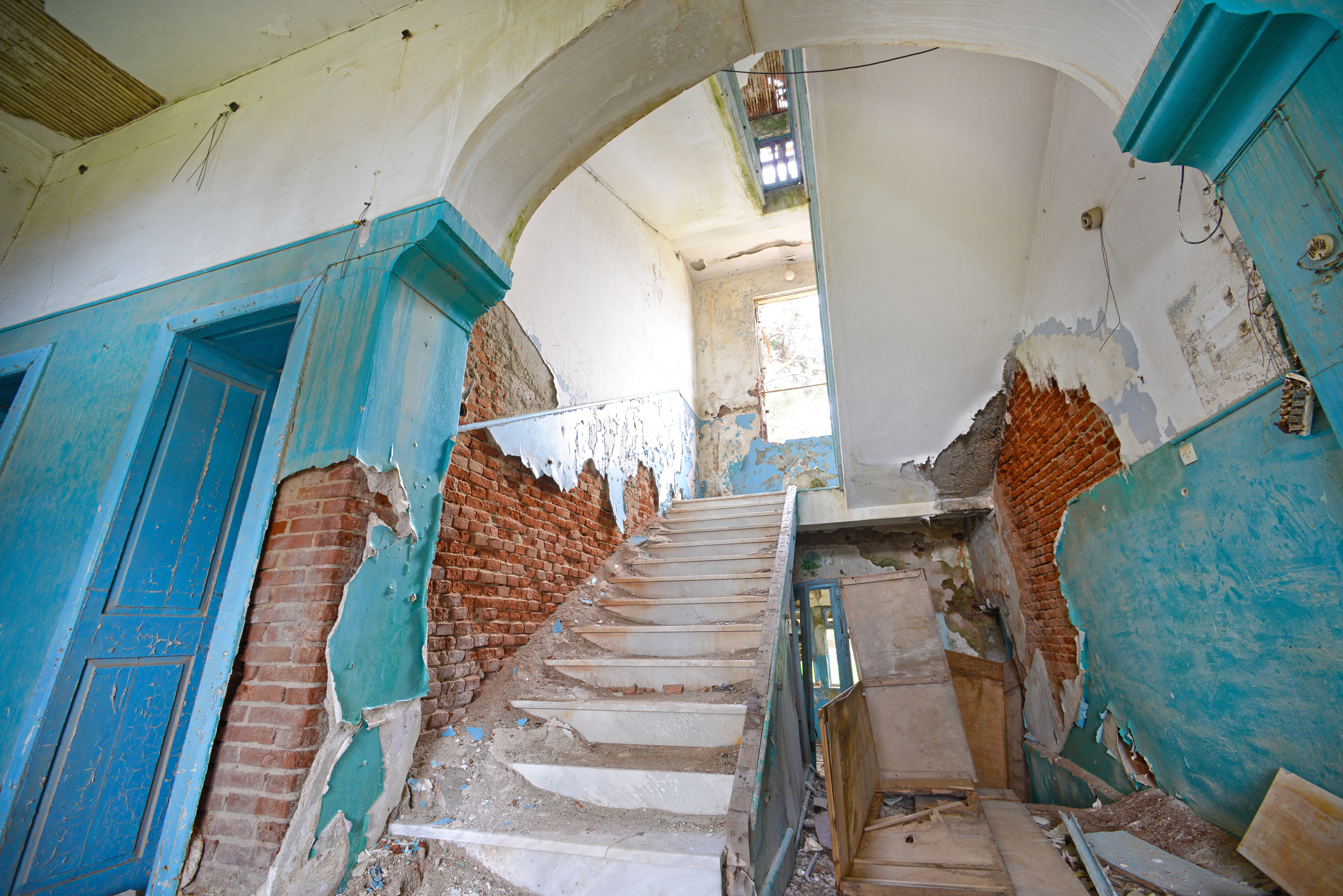 Nikon D800 + Nikon AF Nikkor 14mm F2.8D ED sample photo. Inside abandoned old house photography