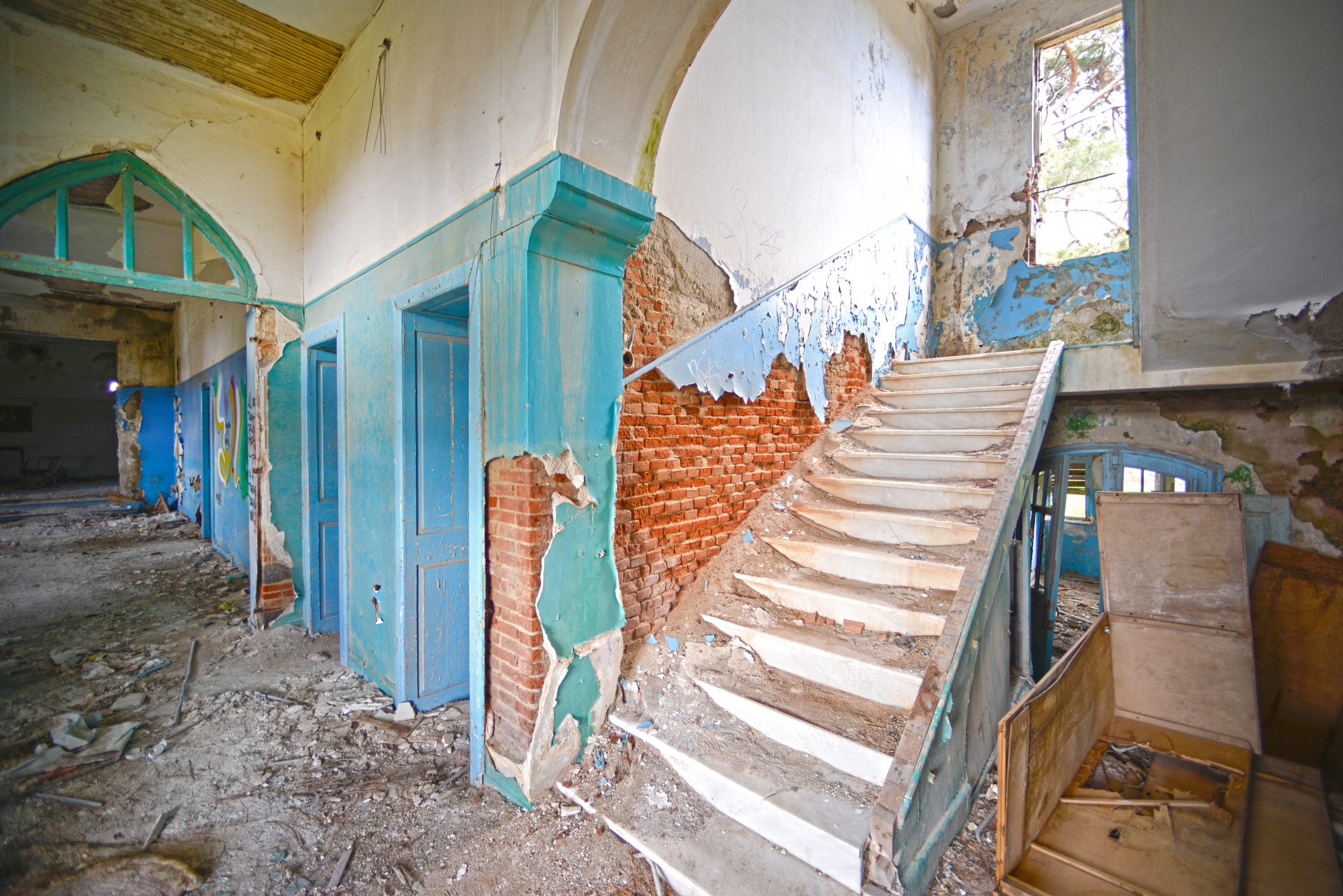 Nikon D800 + Nikon AF Nikkor 14mm F2.8D ED sample photo. Inside abandoned old house photography