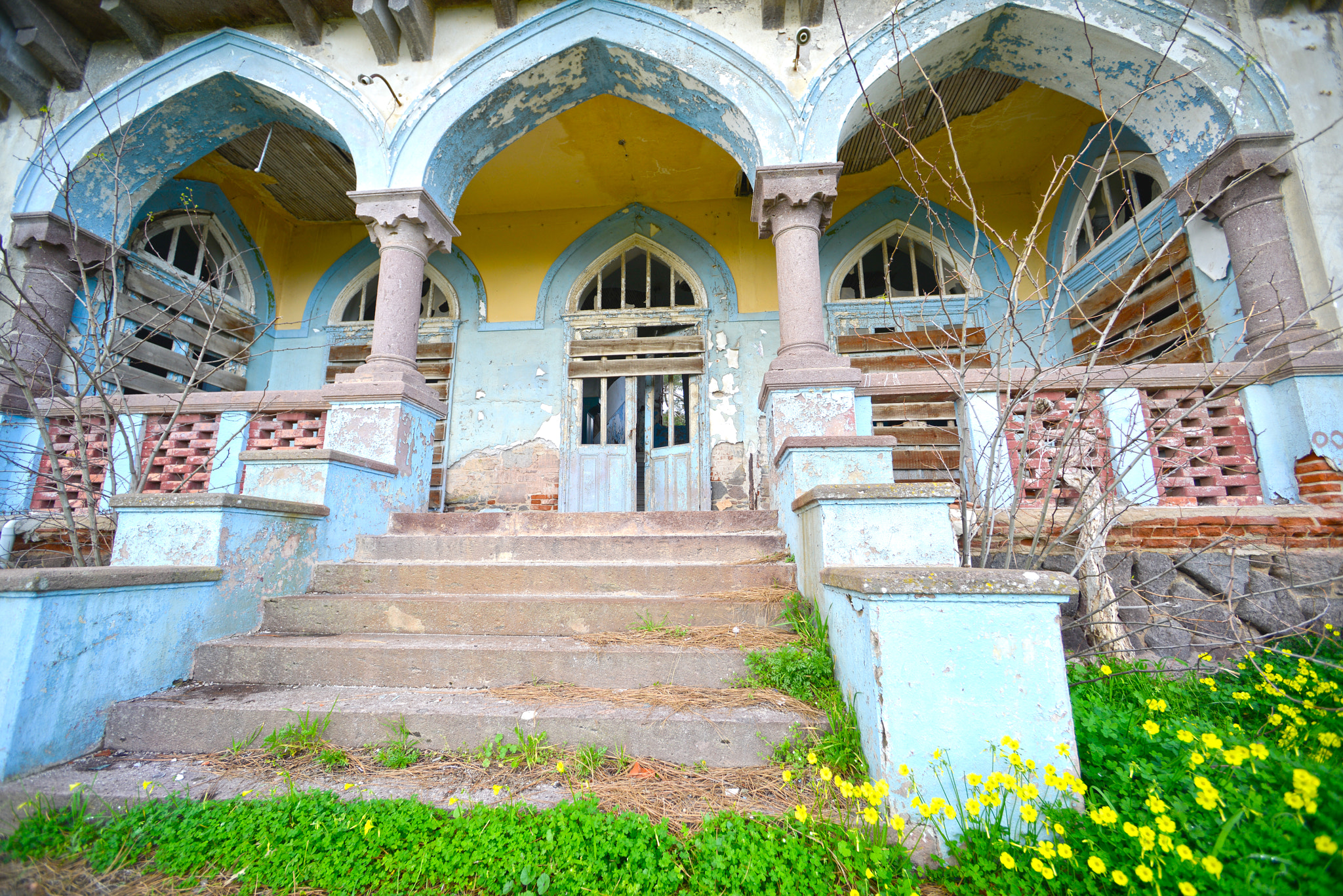 Nikon D800 + Nikon AF Nikkor 14mm F2.8D ED sample photo. Inside abandoned old house photography
