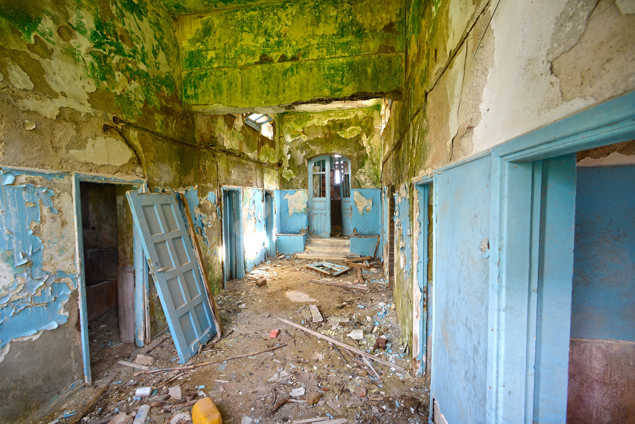Nikon D800 + Nikon AF Nikkor 14mm F2.8D ED sample photo. Inside abandoned old house photography