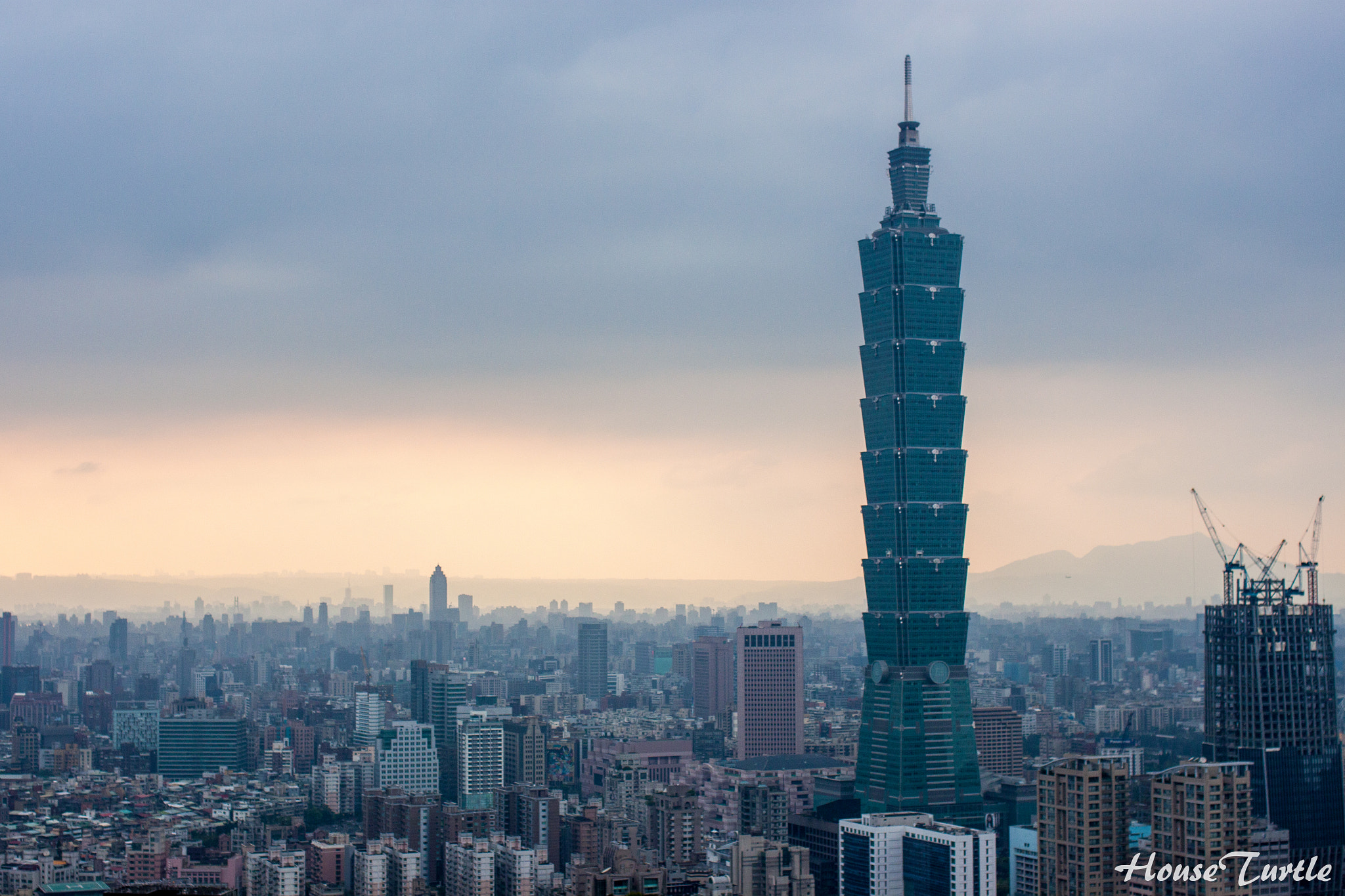 Canon EOS 500D (EOS Rebel T1i / EOS Kiss X3) + Canon EF 35mm F2 sample photo. Taipei 101 photography