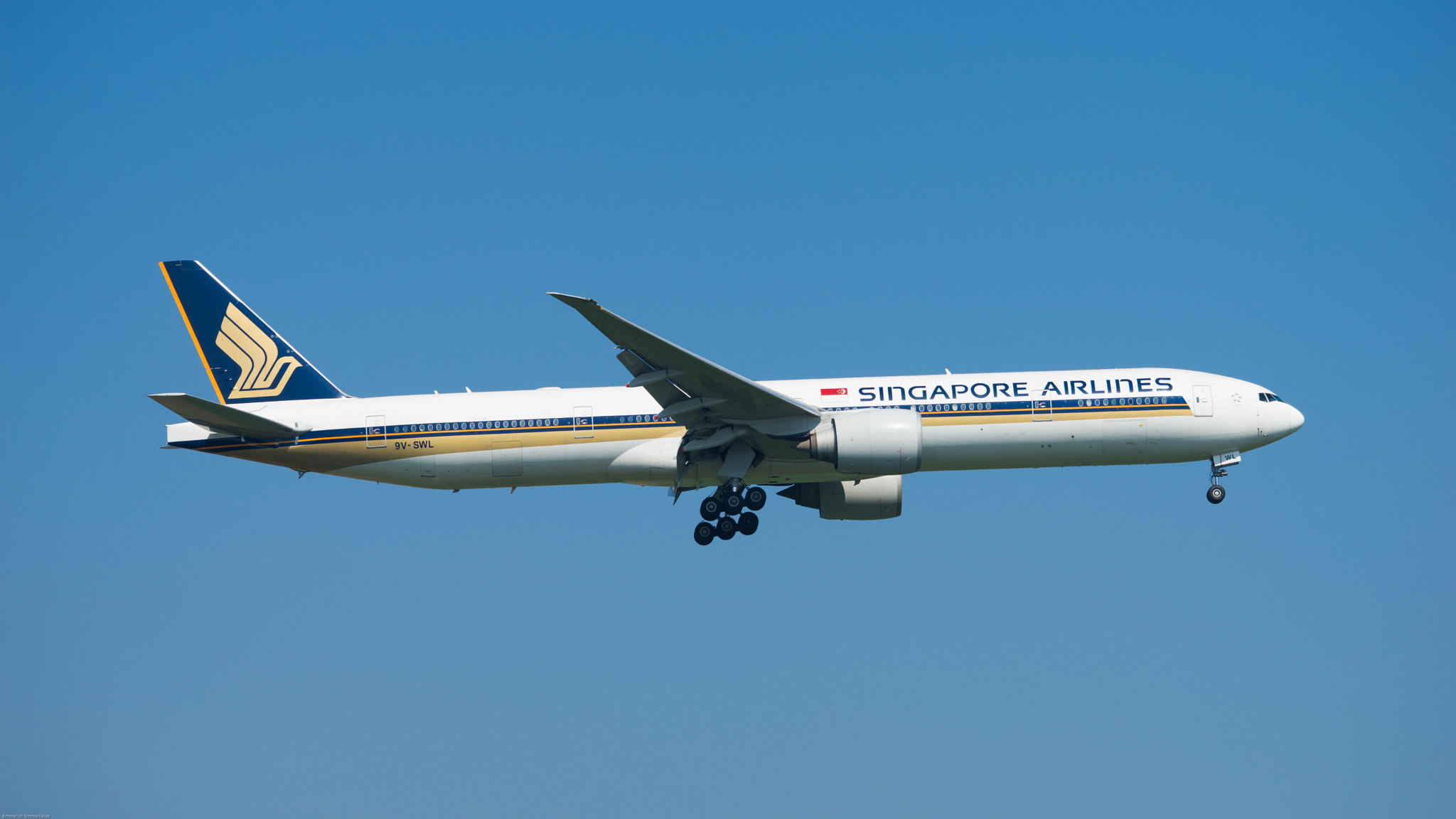 Sony a99 II + Tamron 80-300mm F3.5-6.3 sample photo. A singapore airlines boeing b777 inbound at muc photography