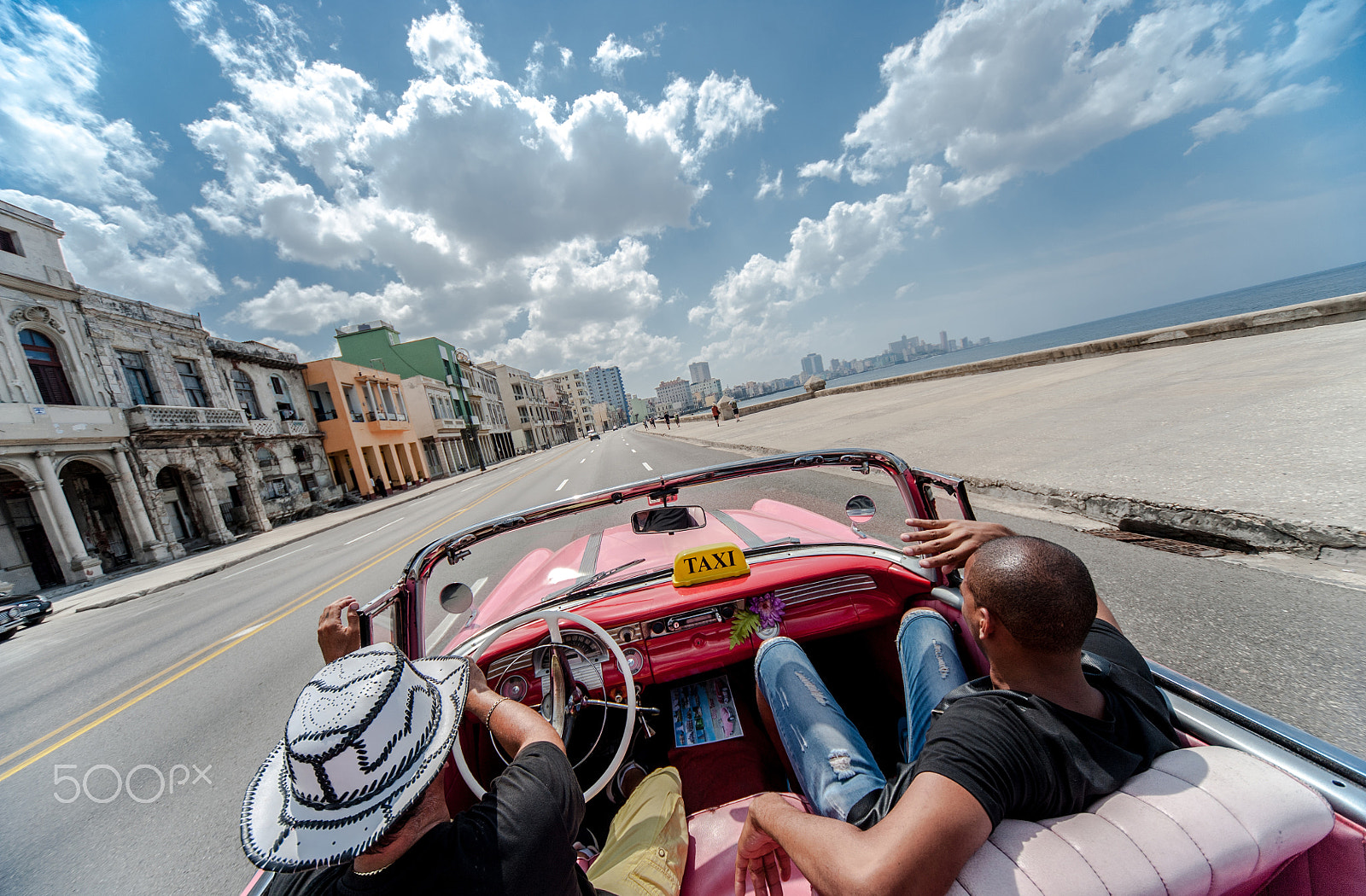Nikon D700 + Sigma 12-24mm F4.5-5.6 EX DG Aspherical HSM sample photo. Taxi in malecon photography