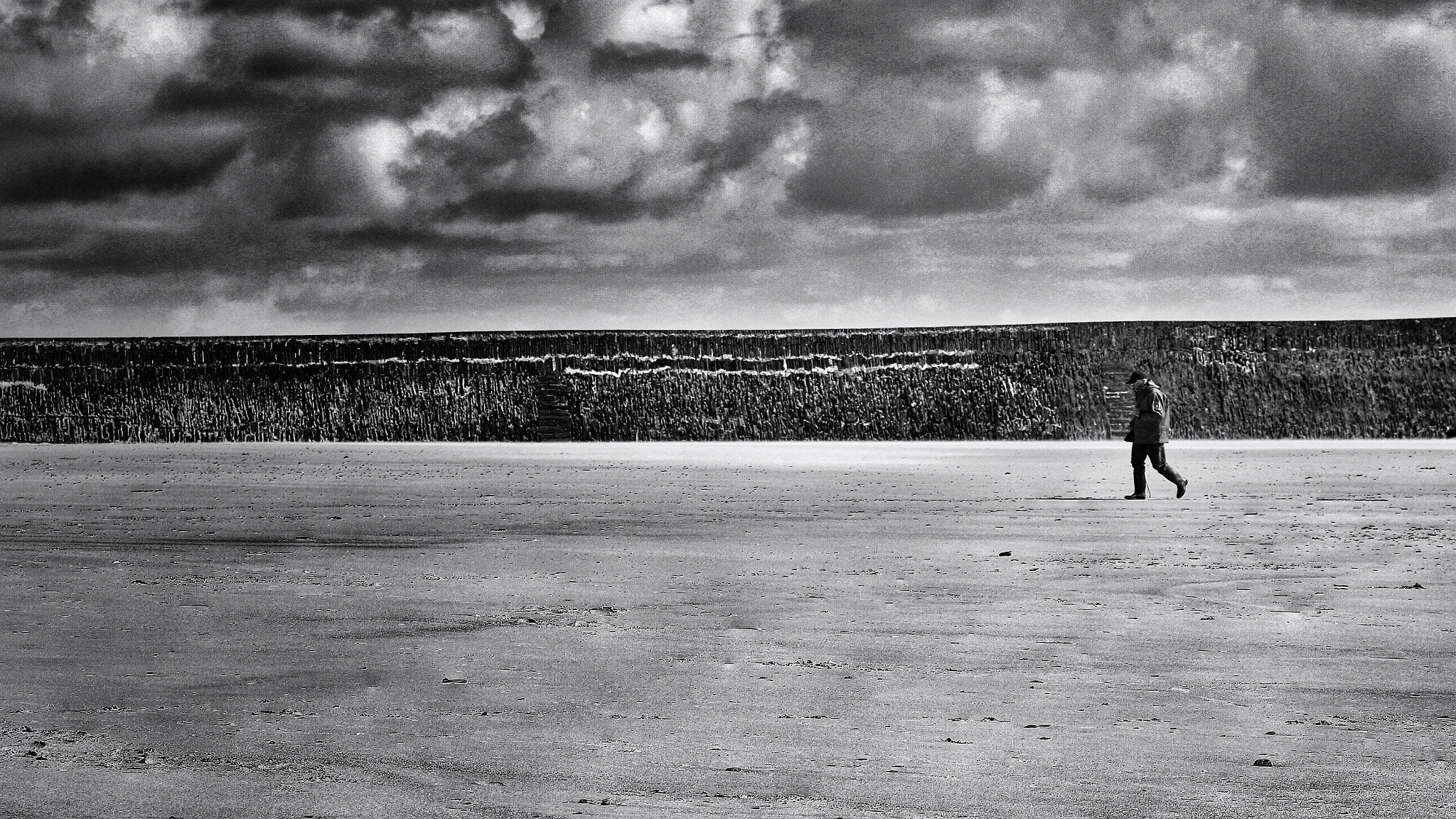 Canon EOS 600D (Rebel EOS T3i / EOS Kiss X5) + Canon 70-300mm sample photo. Un homme et une plage photography