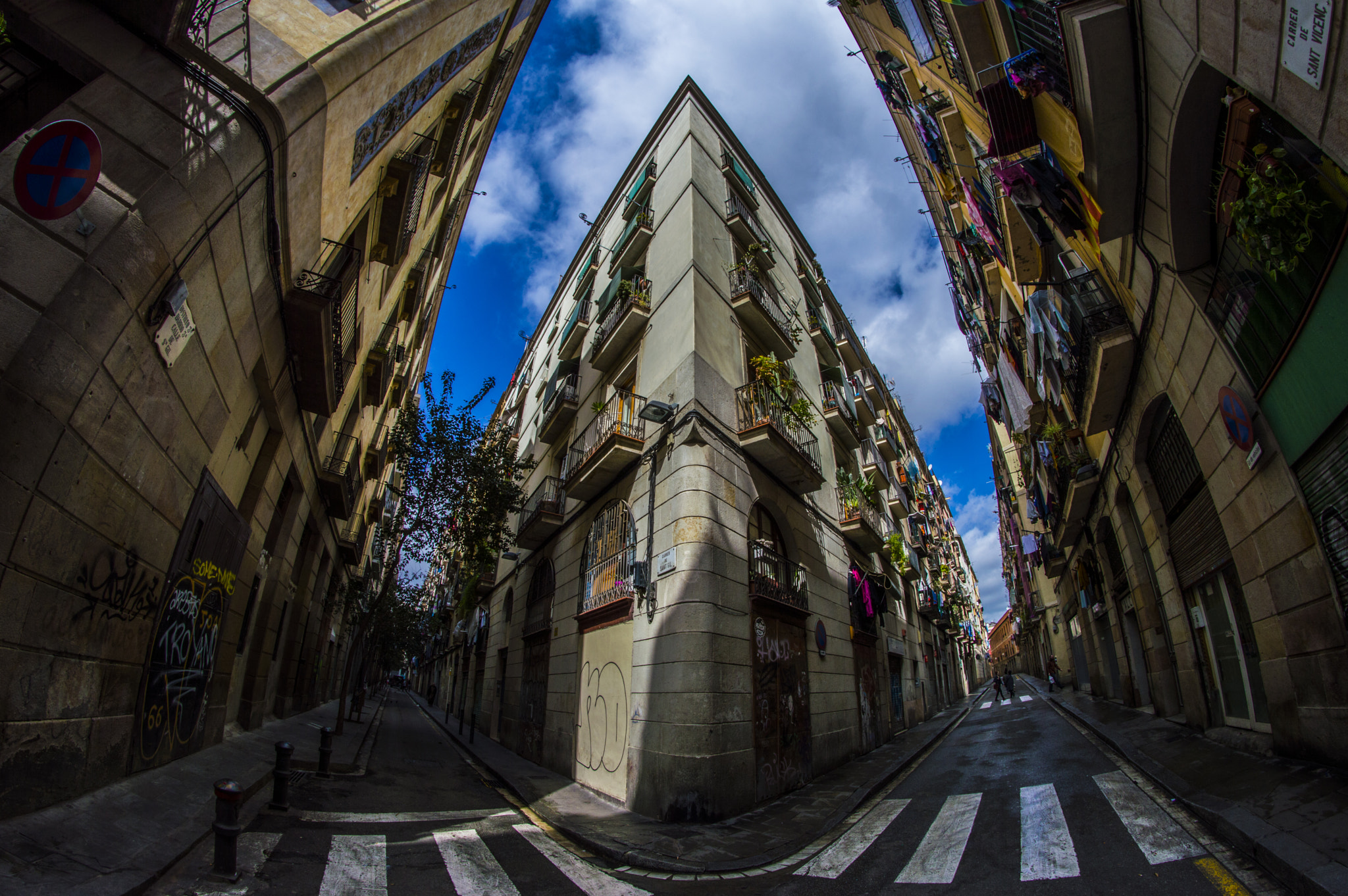 Nikon D3200 + Samyang 8mm F3.5 Aspherical IF MC Fisheye sample photo. Barcelona streets. photography
