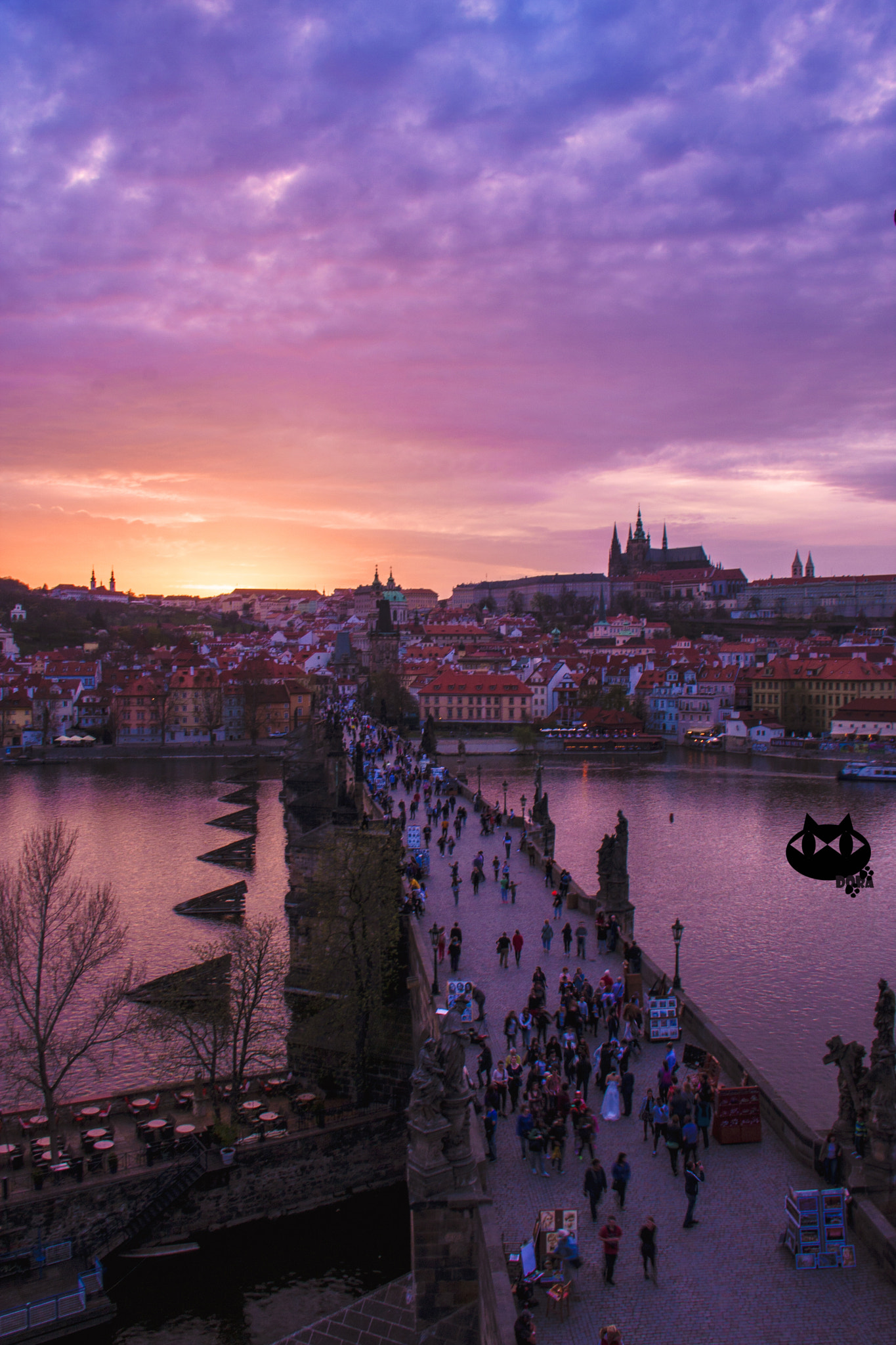 Canon EOS 40D + Canon EF-S 18-135mm F3.5-5.6 IS sample photo. Sunset on prague castle photography