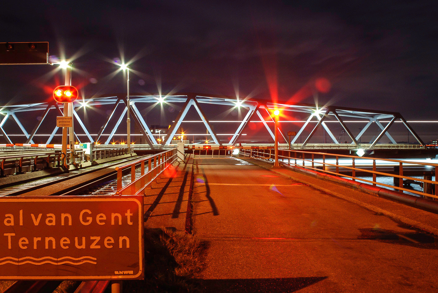 Nikon D80 + Sigma 24mm F2.8 Super Wide II Macro sample photo. The bridge photography