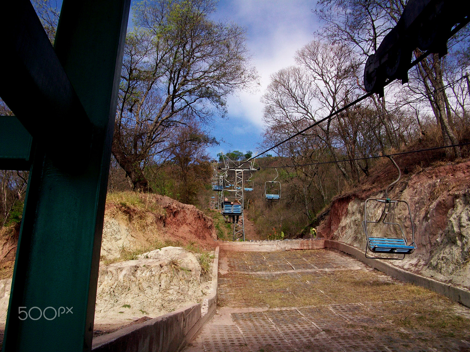 Kodak EASYSHARE M1063 DIGITAL CAMERA sample photo. People on chairlifts photography