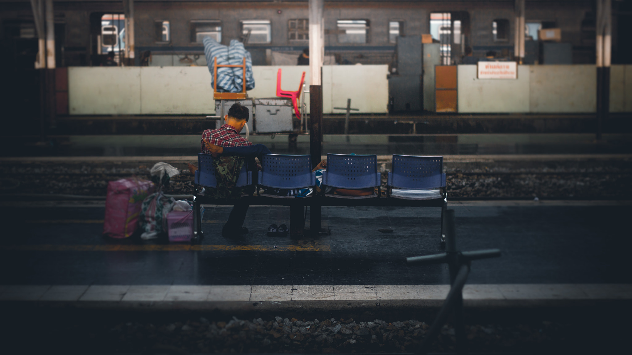 Canon EOS 600D (Rebel EOS T3i / EOS Kiss X5) + Canon EF 50mm F1.8 II sample photo. Bangkok station photography