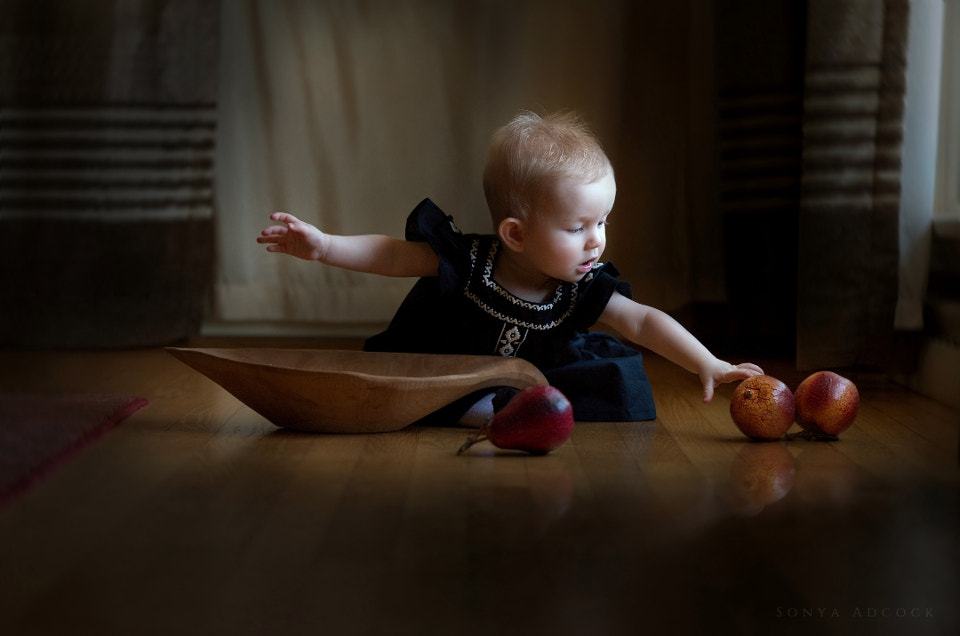 Nikon AF Nikkor 105mm F2D DC sample photo. One in hand photography