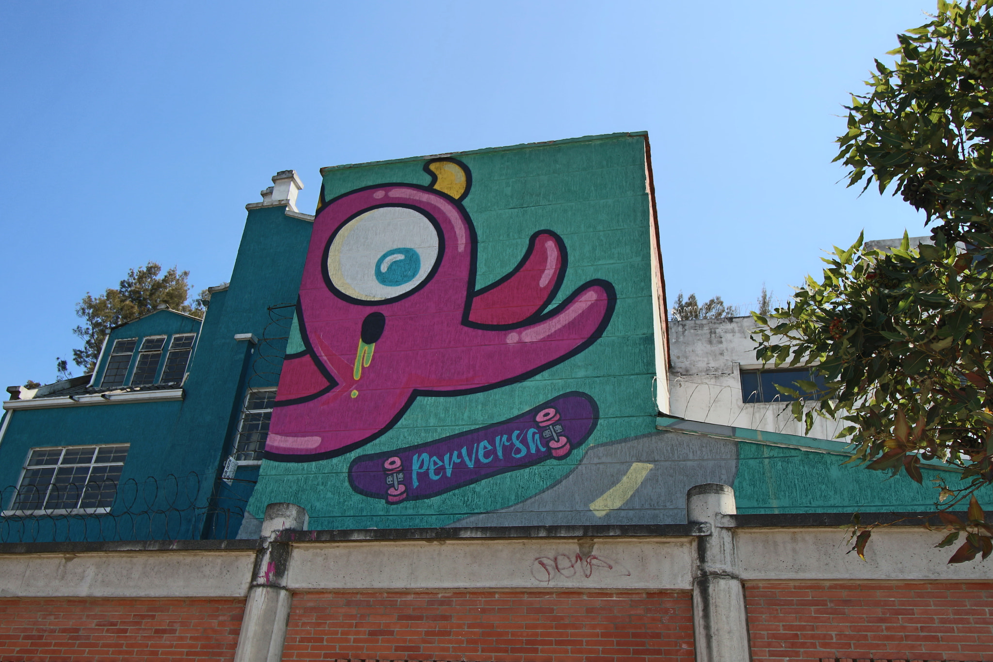 Canon EF-S 10-18mm F4.5–5.6 IS STM sample photo. Grafitti in bogotá photography