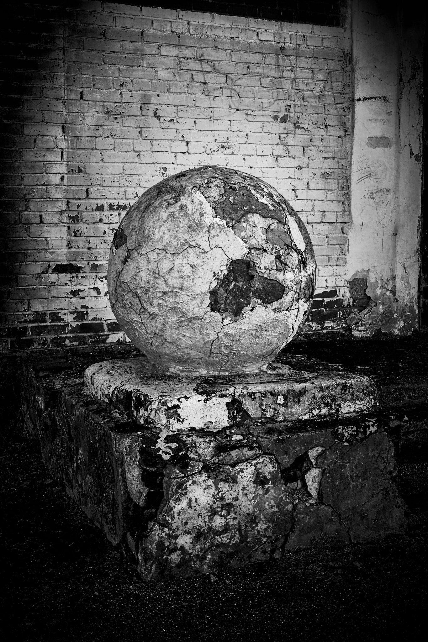 Sony SLT-A77 + Sony DT 18-55mm F3.5-5.6 SAM sample photo. Ghetto globe. photography
