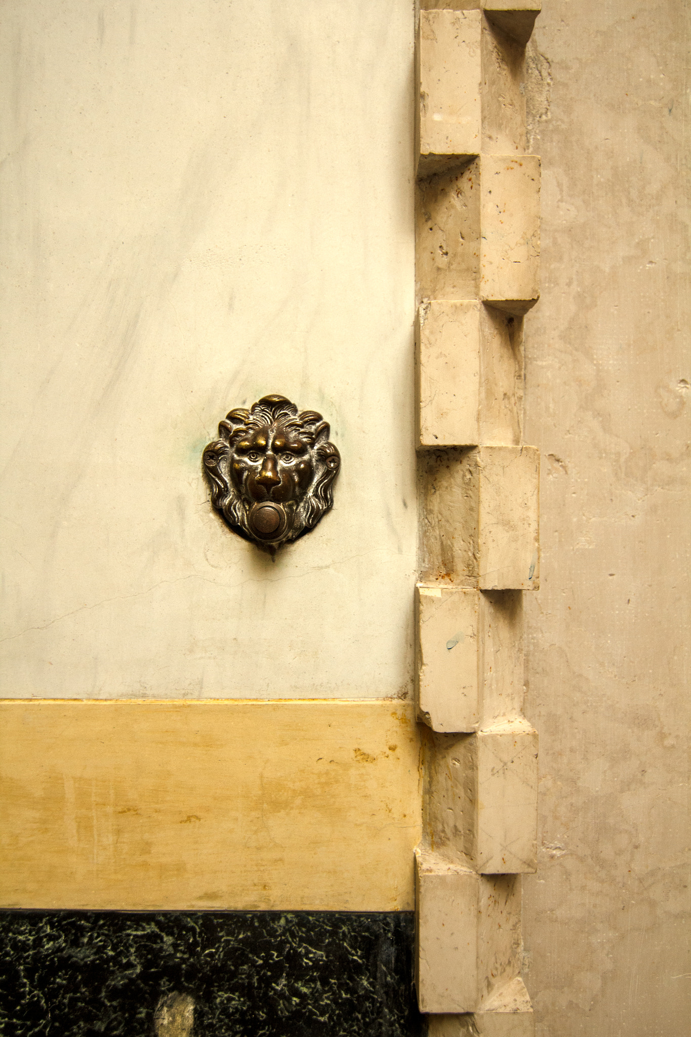 Canon EOS 550D (EOS Rebel T2i / EOS Kiss X4) sample photo. Doorbell photography