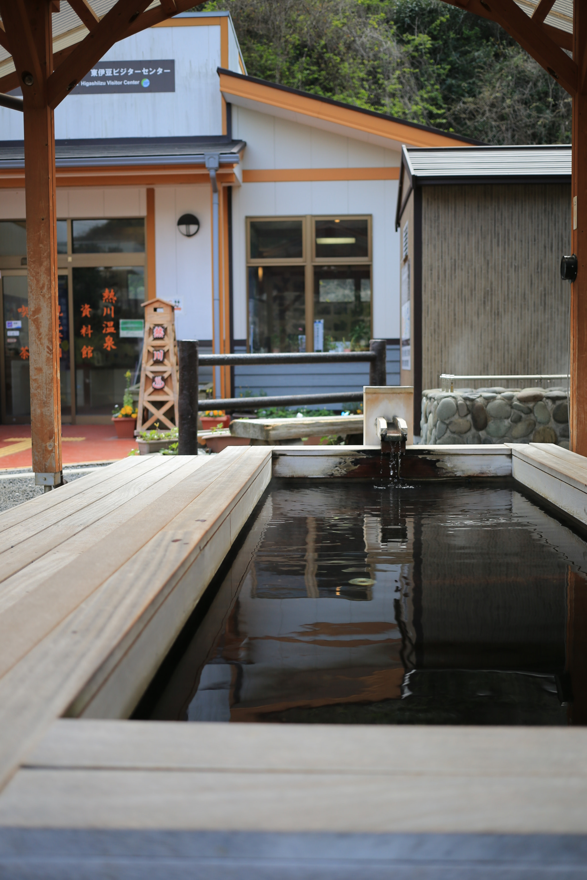 Canon EF 40mm F2.8 STM sample photo. 伊豆熱川駅前の足湯 photography