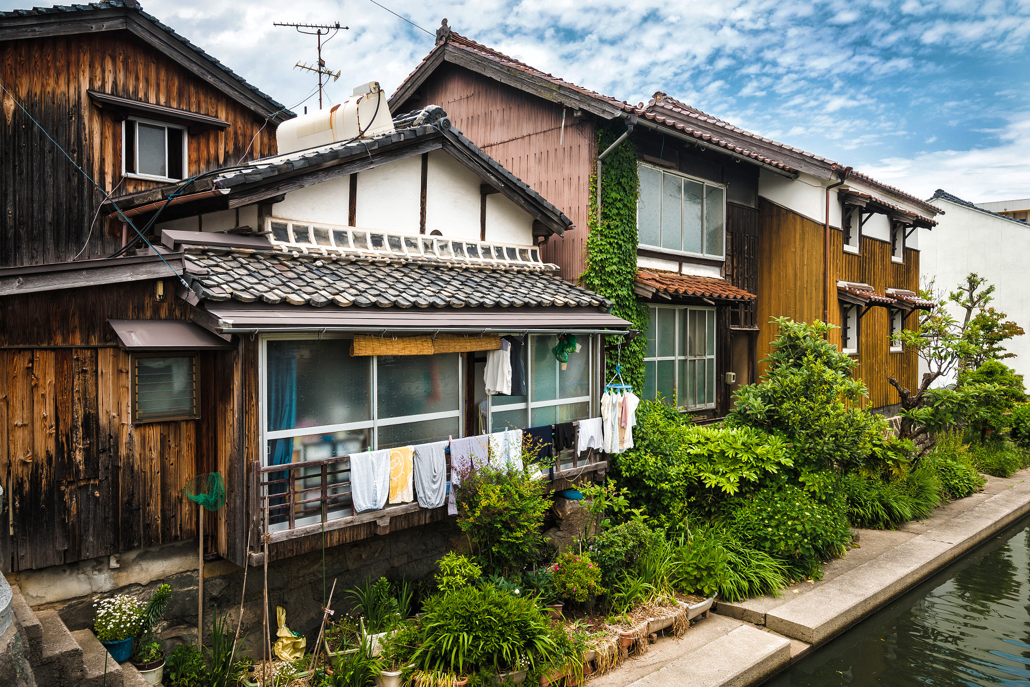 Sony a99 II + Sony Vario-Sonnar T* 16-35mm F2.8 ZA SSM sample photo. Japanese houses in yonago downtown photography