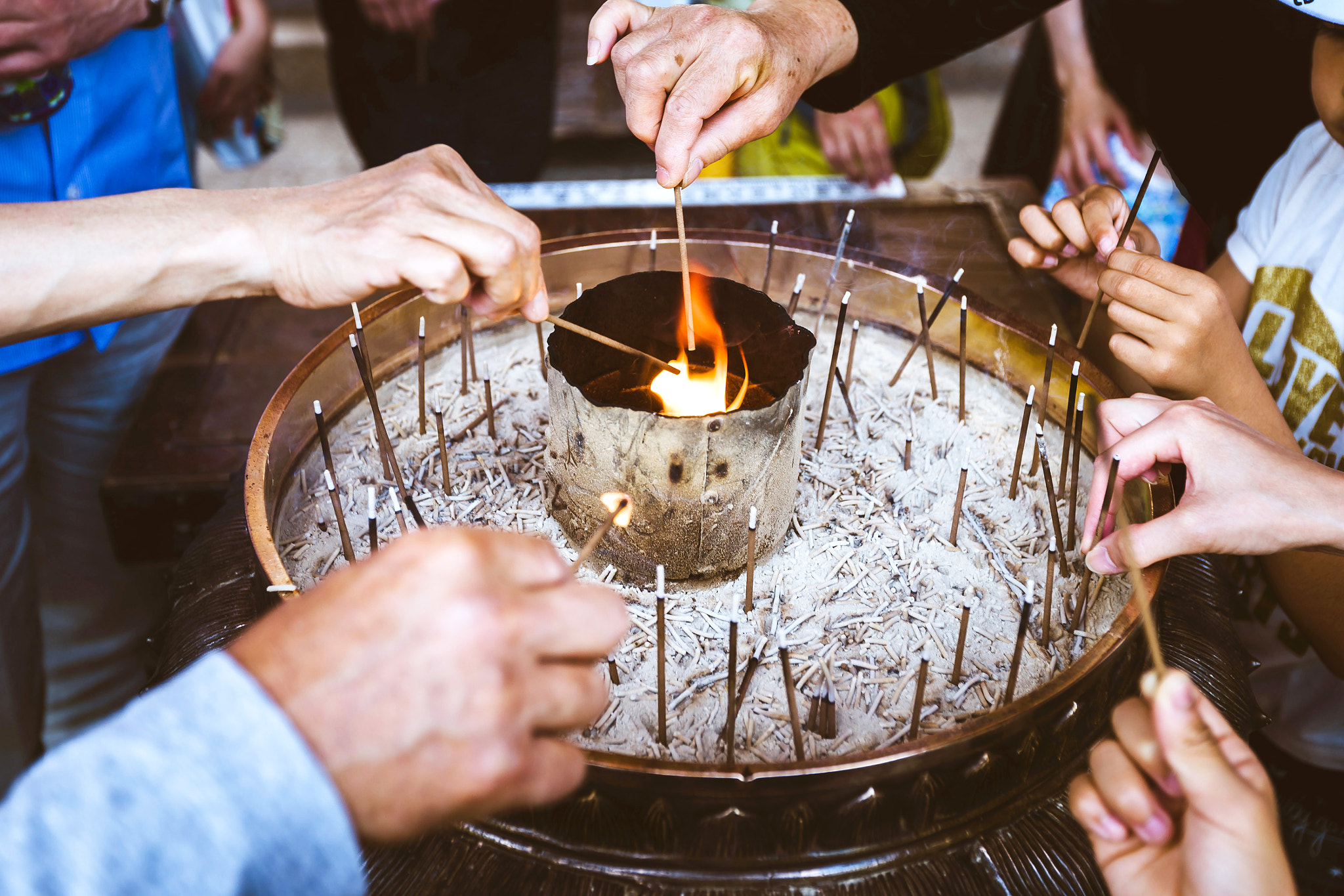 Sony a99 II + Sony Vario-Sonnar T* 16-35mm F2.8 ZA SSM sample photo. People light incense sticks photography