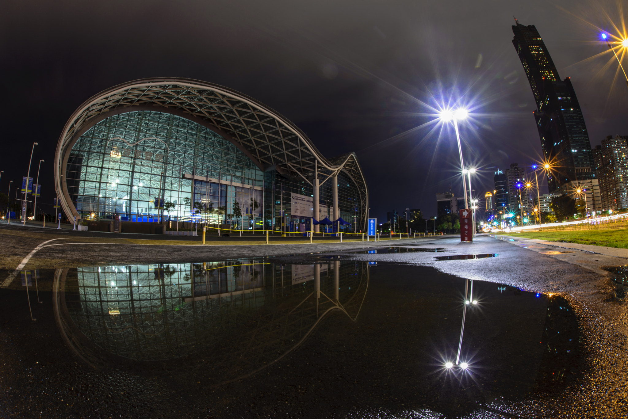 Nikon D610 + Sigma 15mm F2.8 EX DG Diagonal Fisheye sample photo. 高雄展覽館倒影 photography