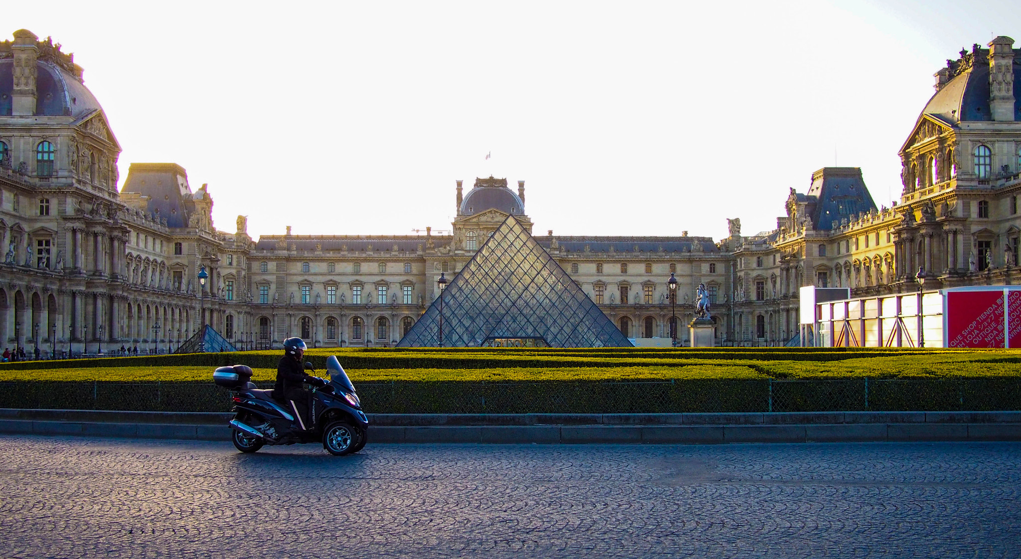Olympus OM-D E-M5 + LUMIX G 20/F1.7 II sample photo. Paris-3 photography