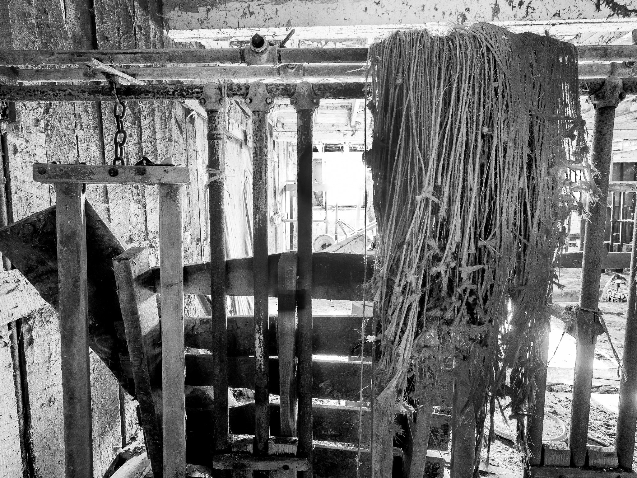 Olympus OM-D E-M10 + Olympus M.Zuiko Digital ED 7-14mm F2.8 PRO sample photo. Abandoned barn interior photography