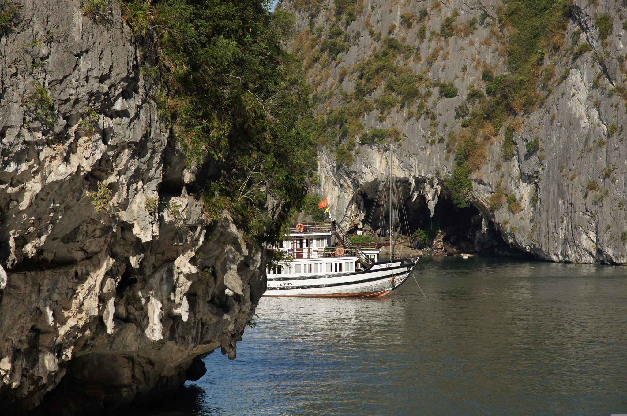 Sony Alpha DSLR-A580 sample photo. Halong bay photography