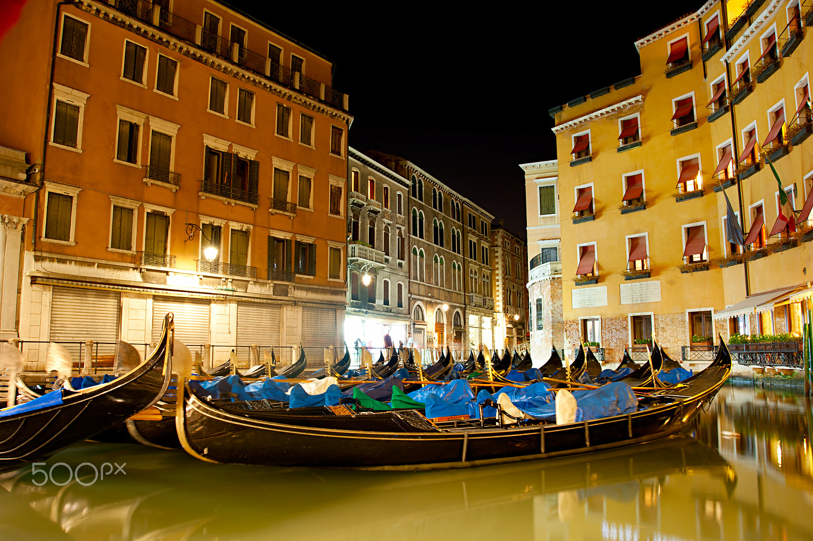 AF Zoom-Nikkor 28-80mm f/3.3-5.6G sample photo. Venice at night photography