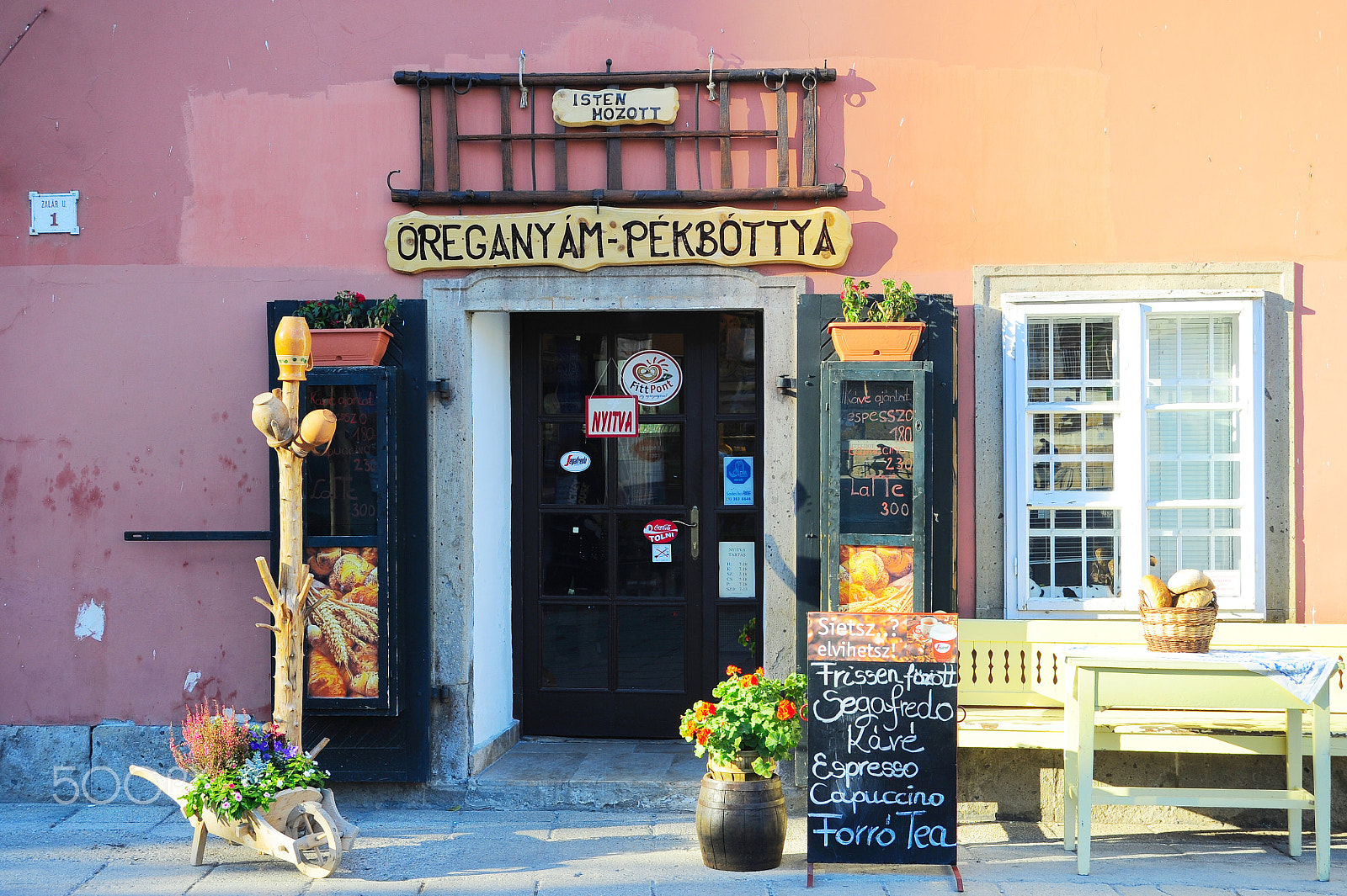 AF Zoom-Nikkor 28-80mm f/3.3-5.6G sample photo. Hungary coffe shop photography