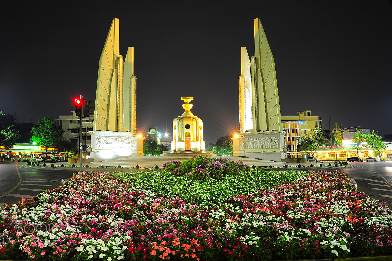 AF Zoom-Nikkor 28-80mm f/3.3-5.6G sample photo. Thai democracy monument photography