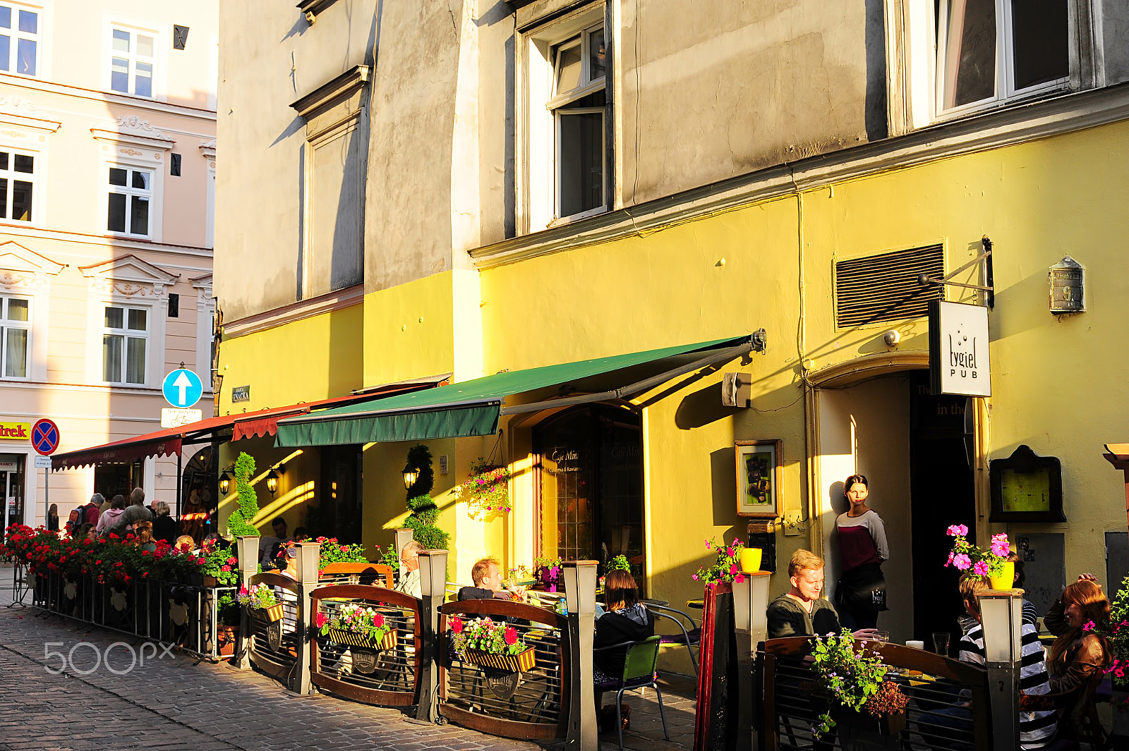AF Zoom-Nikkor 28-80mm f/3.3-5.6G sample photo. Krakow street cafe photography