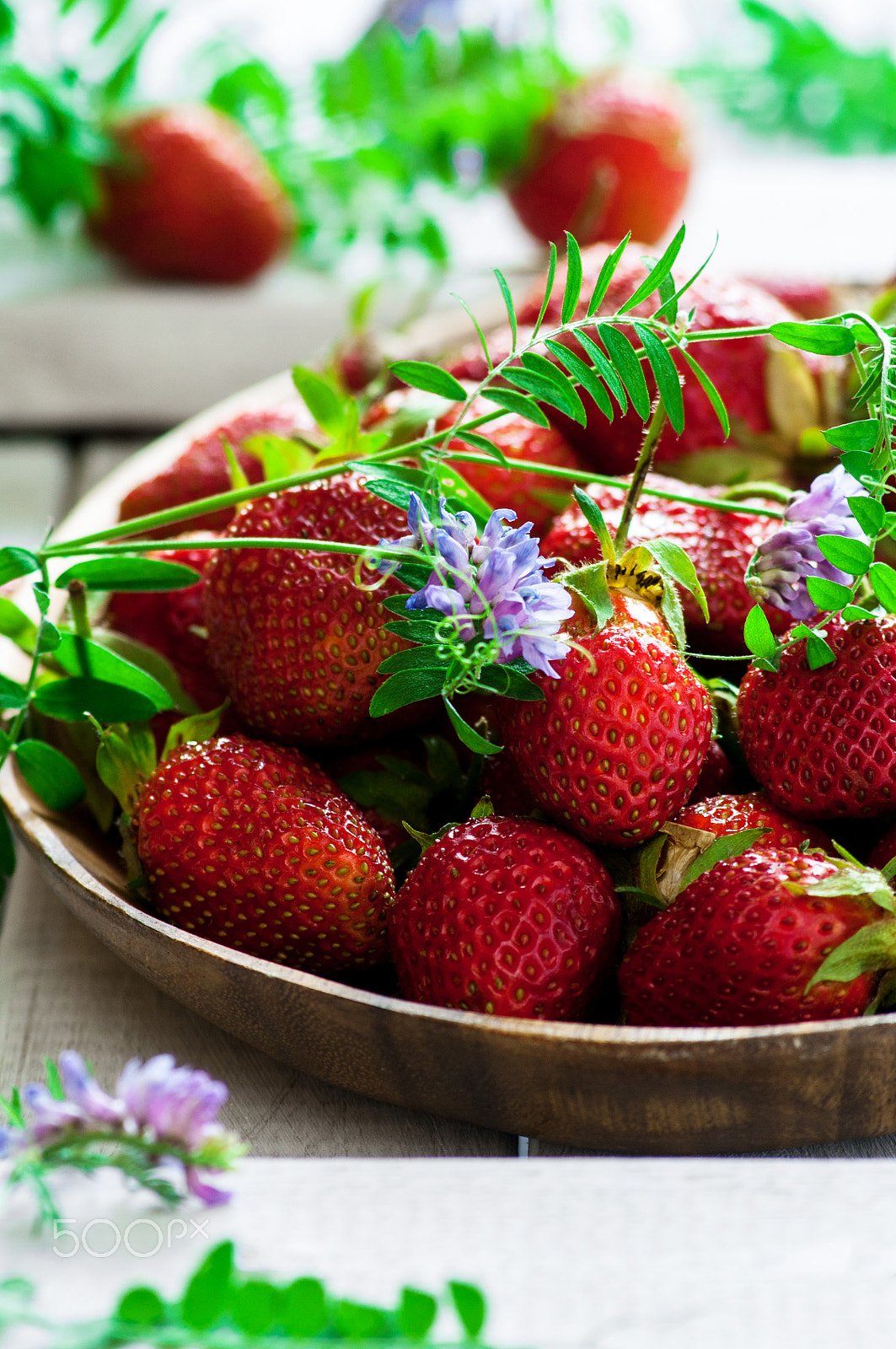 Nikon D300S + AF Nikkor 70-210mm f/4-5.6D sample photo. Fresh strawberry photography