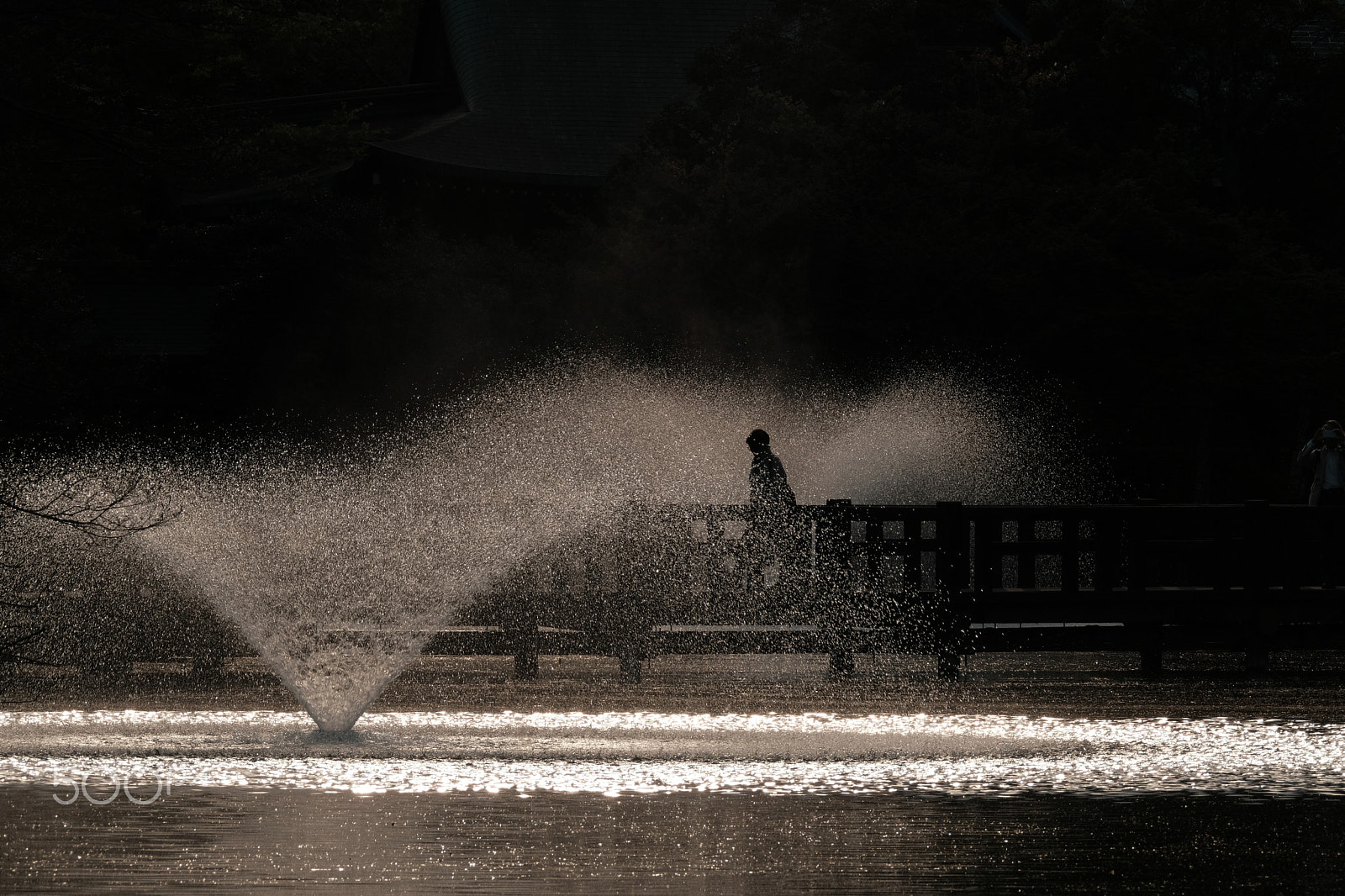XF100-400mmF4.5-5.6 R LM OIS WR + 1.4x sample photo. Between the fountain photography