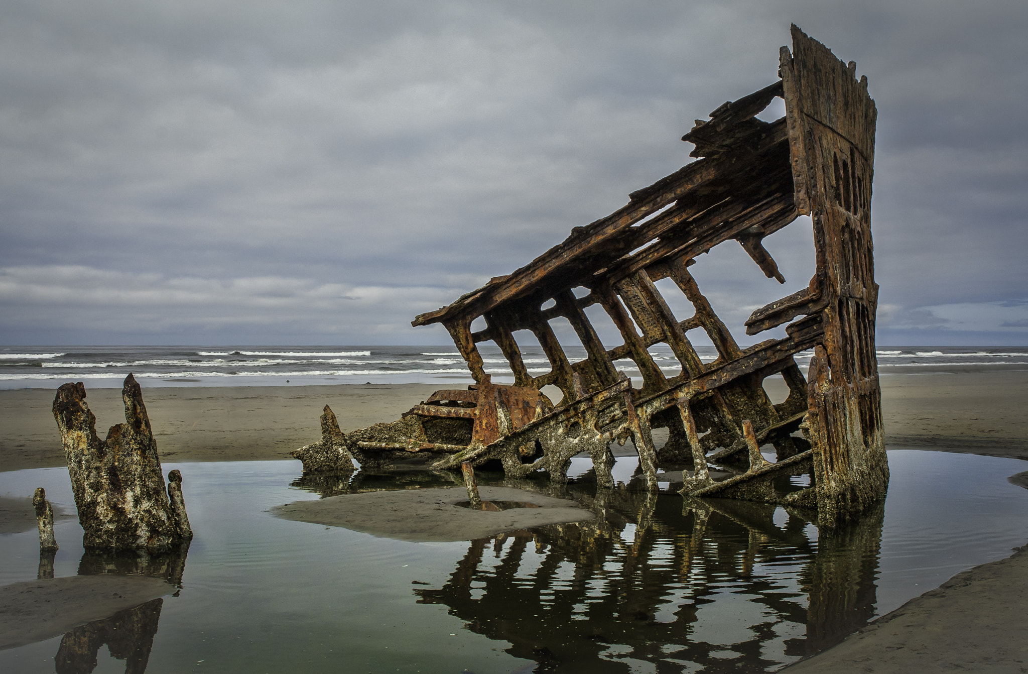 AF Zoom-Nikkor 28-105mm f/3.5-4.5D IF sample photo. Shipwreck on the oregon coast photography