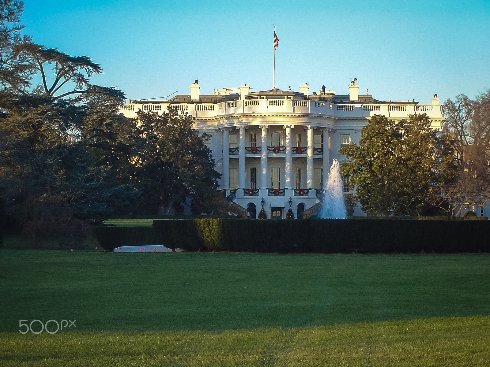 Sony DSC-P8 sample photo. White house photography