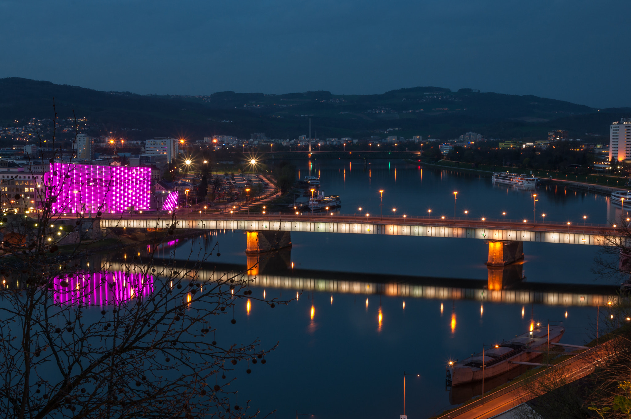 Nikon D90 + Sigma 17-70mm F2.8-4 DC Macro OS HSM | C sample photo. Nibelungenbrücke bei nacht (linz) photography