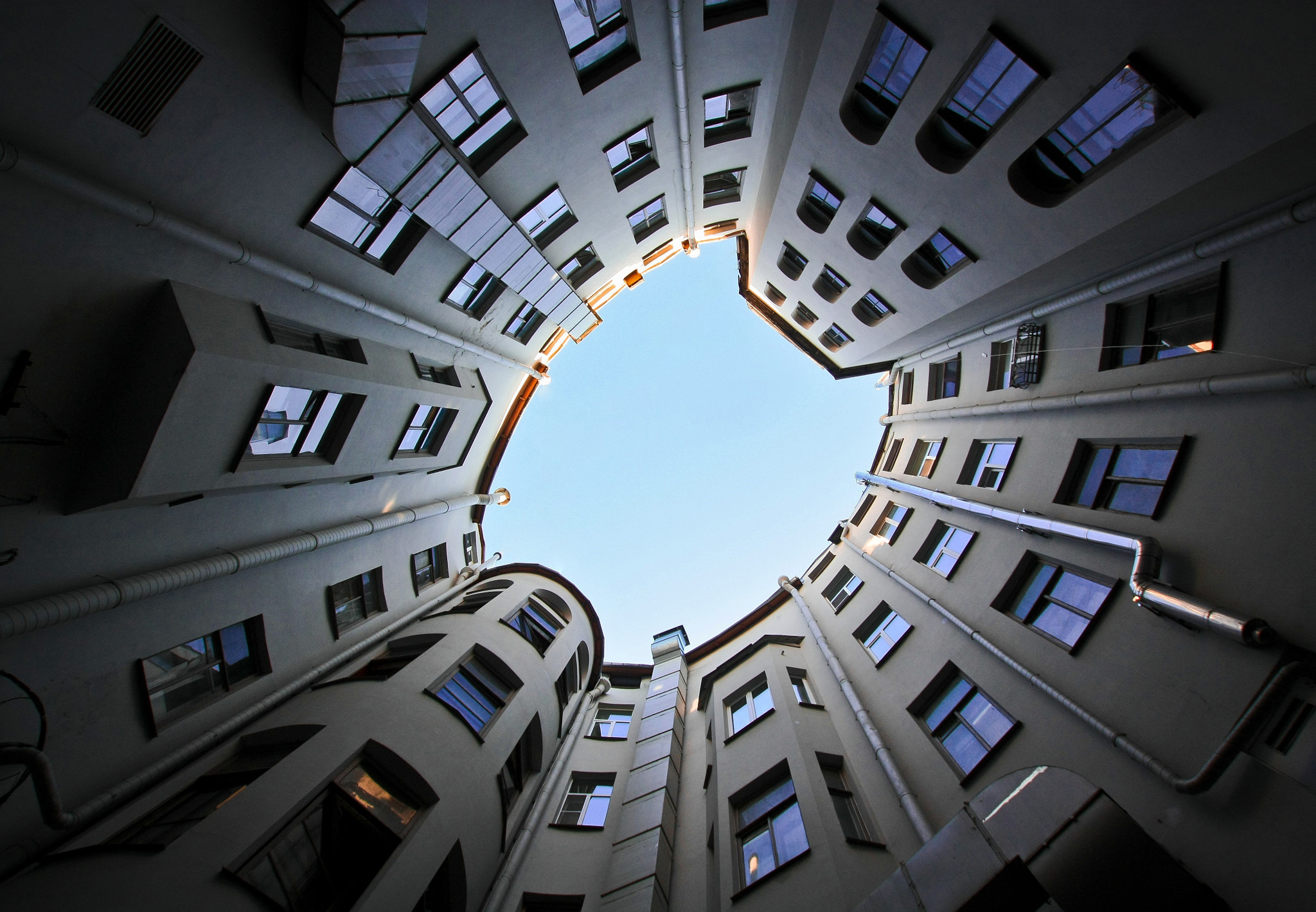 Sigma 10-20mm F3.5 EX DC HSM sample photo. Yard-well in the city photography