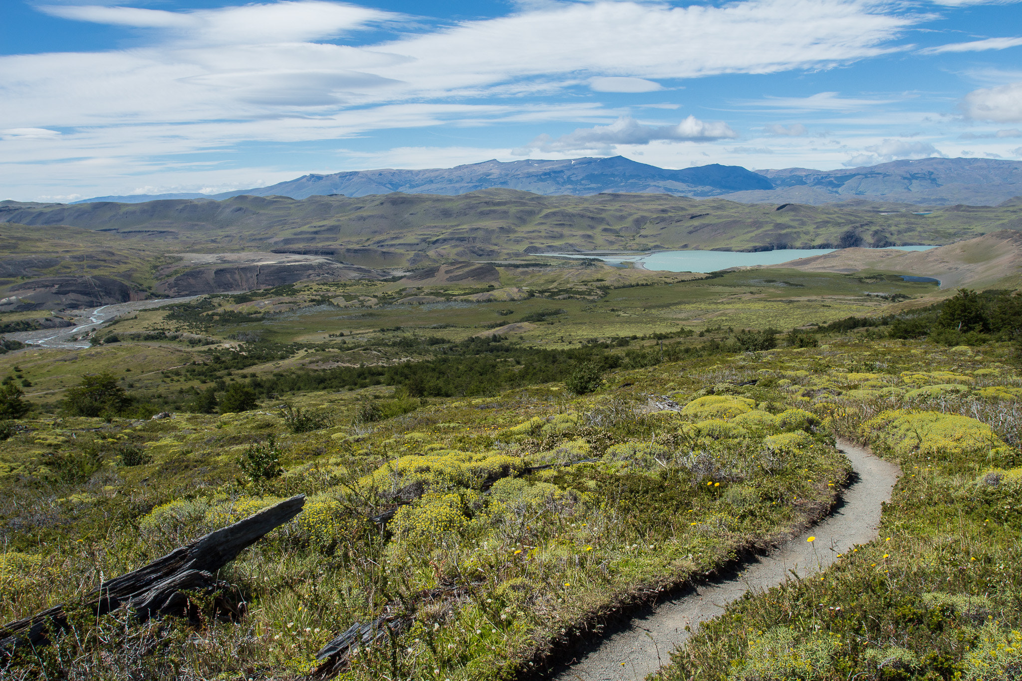 Canon EOS 650D (EOS Rebel T4i / EOS Kiss X6i) + Canon EF 17-40mm F4L USM sample photo. Trail through torres del paine photography