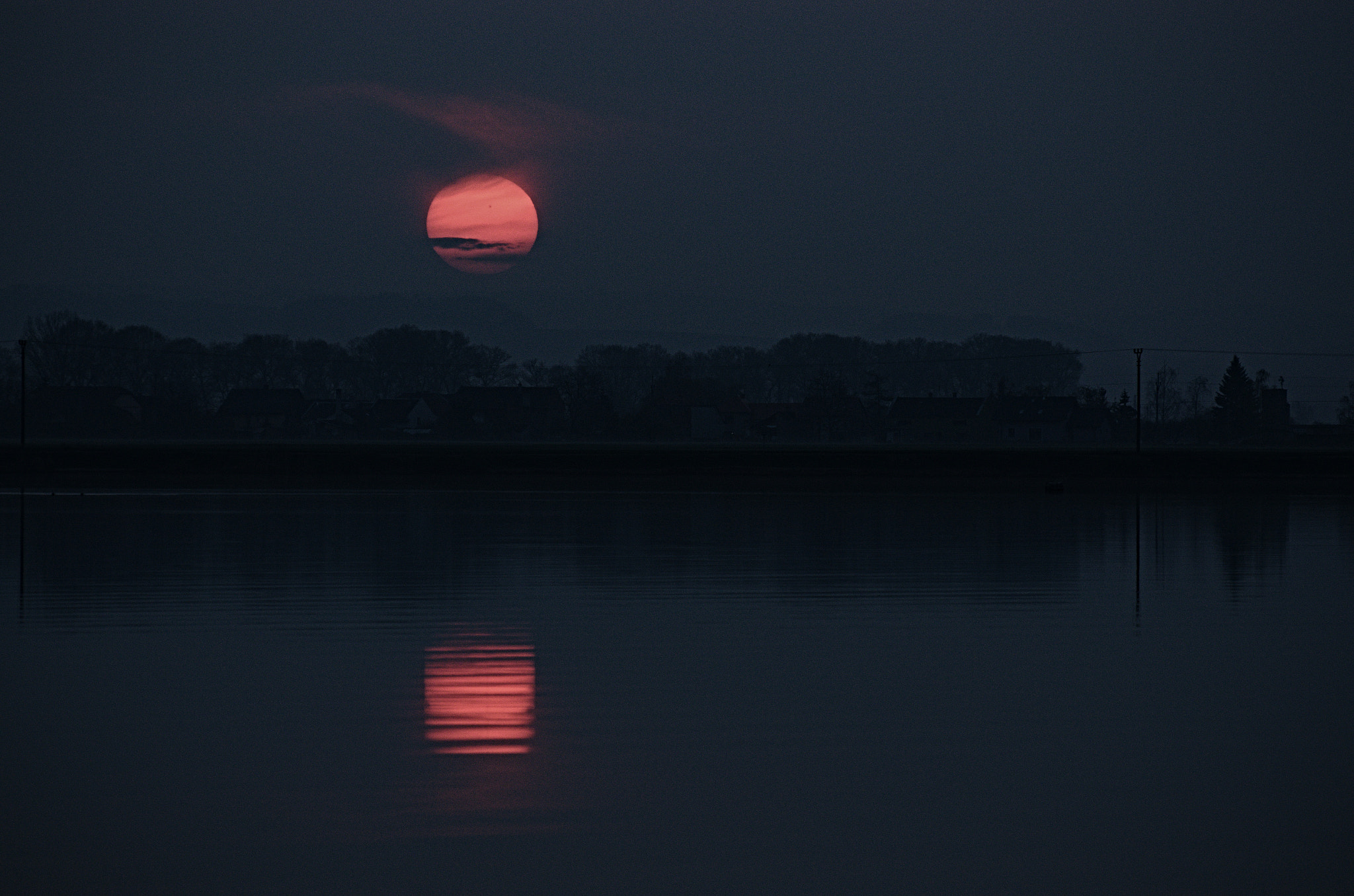 70.00 - 300.00 mm f/4.5 - 5.6 sample photo. Západ sluníčka v mlze photography