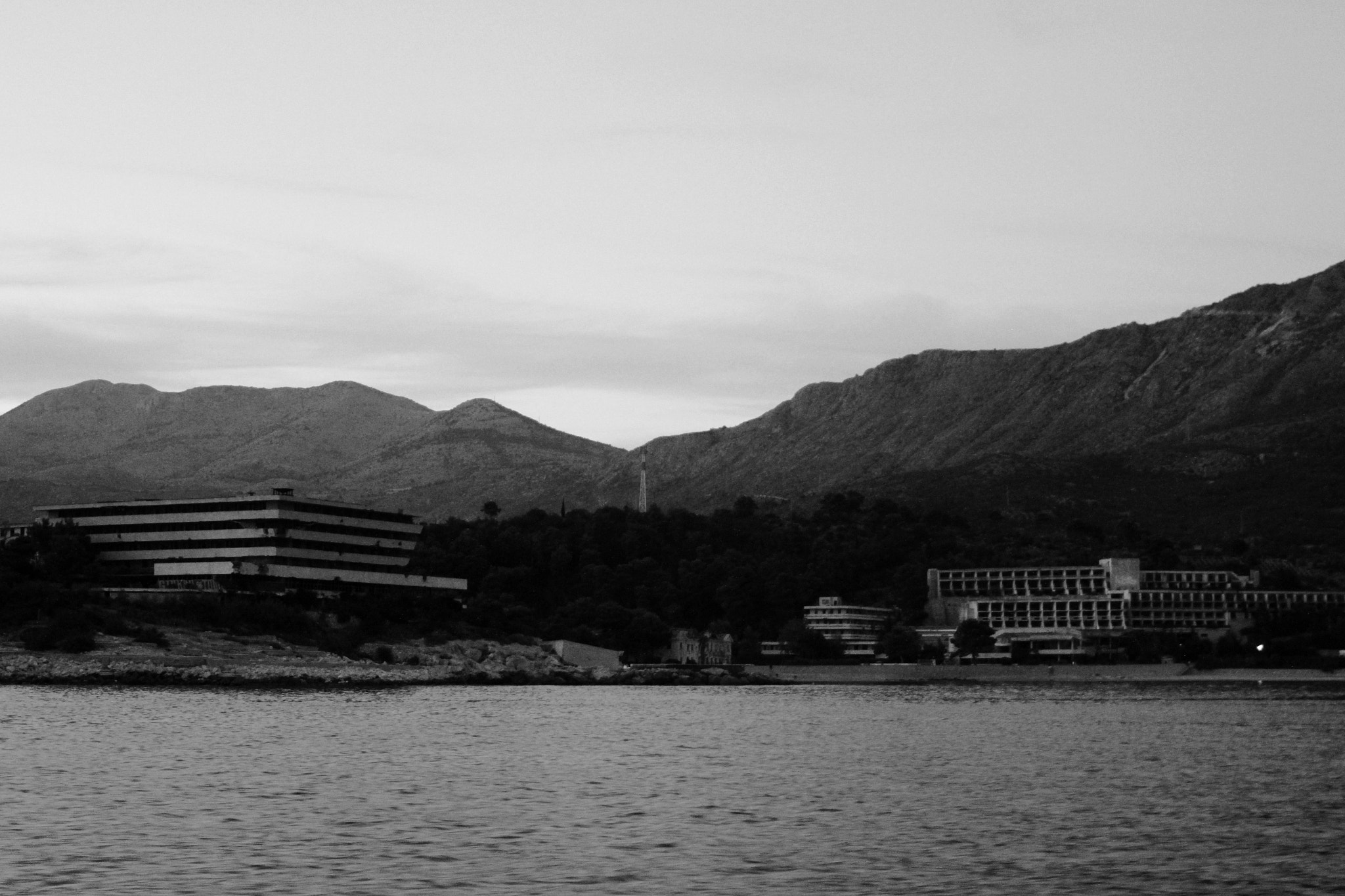 Tamron AF 19-35mm f/3.5-4.5 sample photo. Deserted hotels photography
